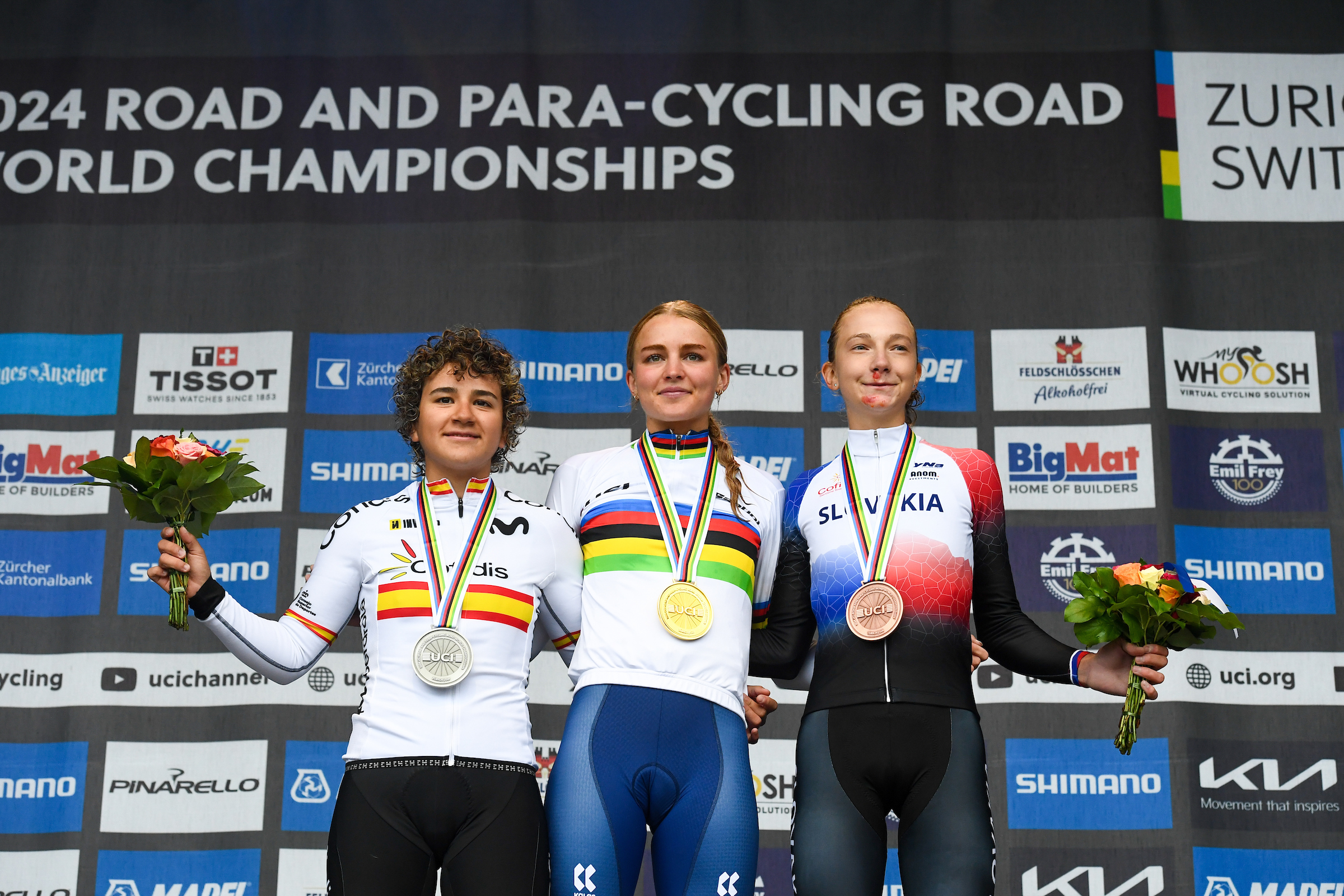 O pódio da prova de fundo das juniores femininas nos Campeonatos do Mundo com Paula Ostiz, Cat Ferguson e Viktória Chladonová