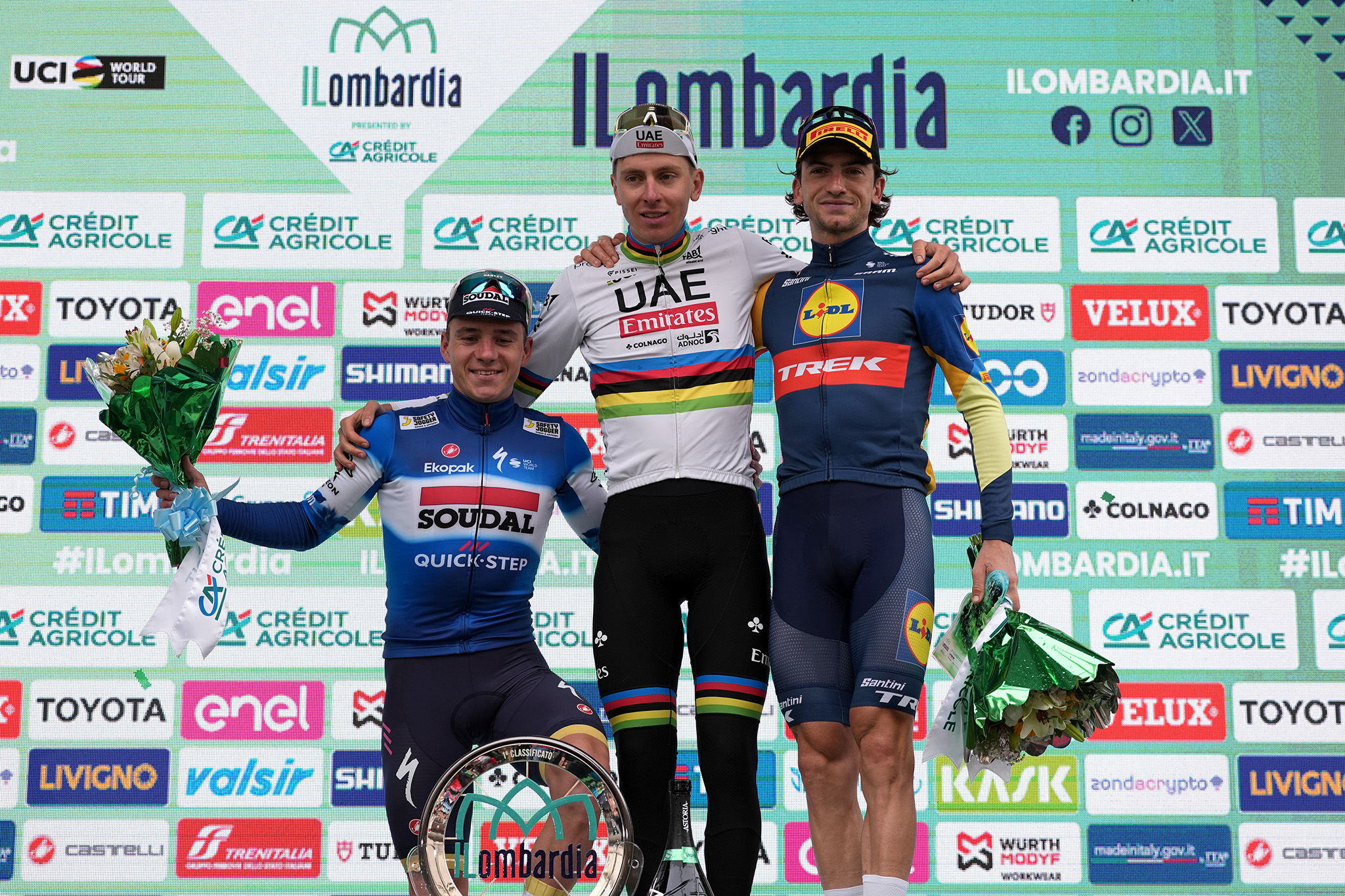 O Pódio da Il Lombardia com Remco Evenepoel, Tadej Pogacar e Giulio Ciccone