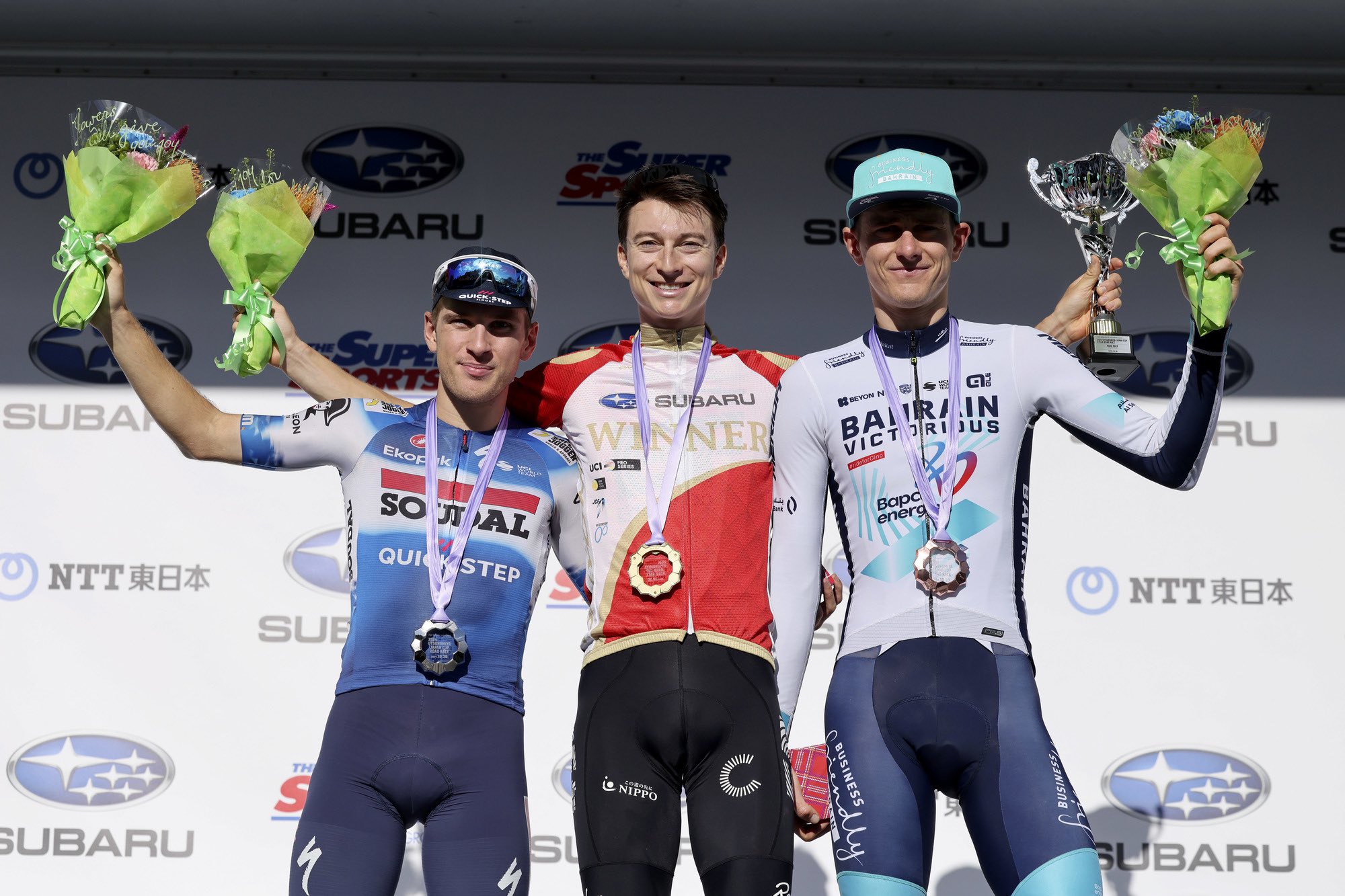 O pódio da Japan Cup com Ilan Van Wilder, Neilson Powless e Matej Mohoric (Foto: Sprint Cycling Agency)