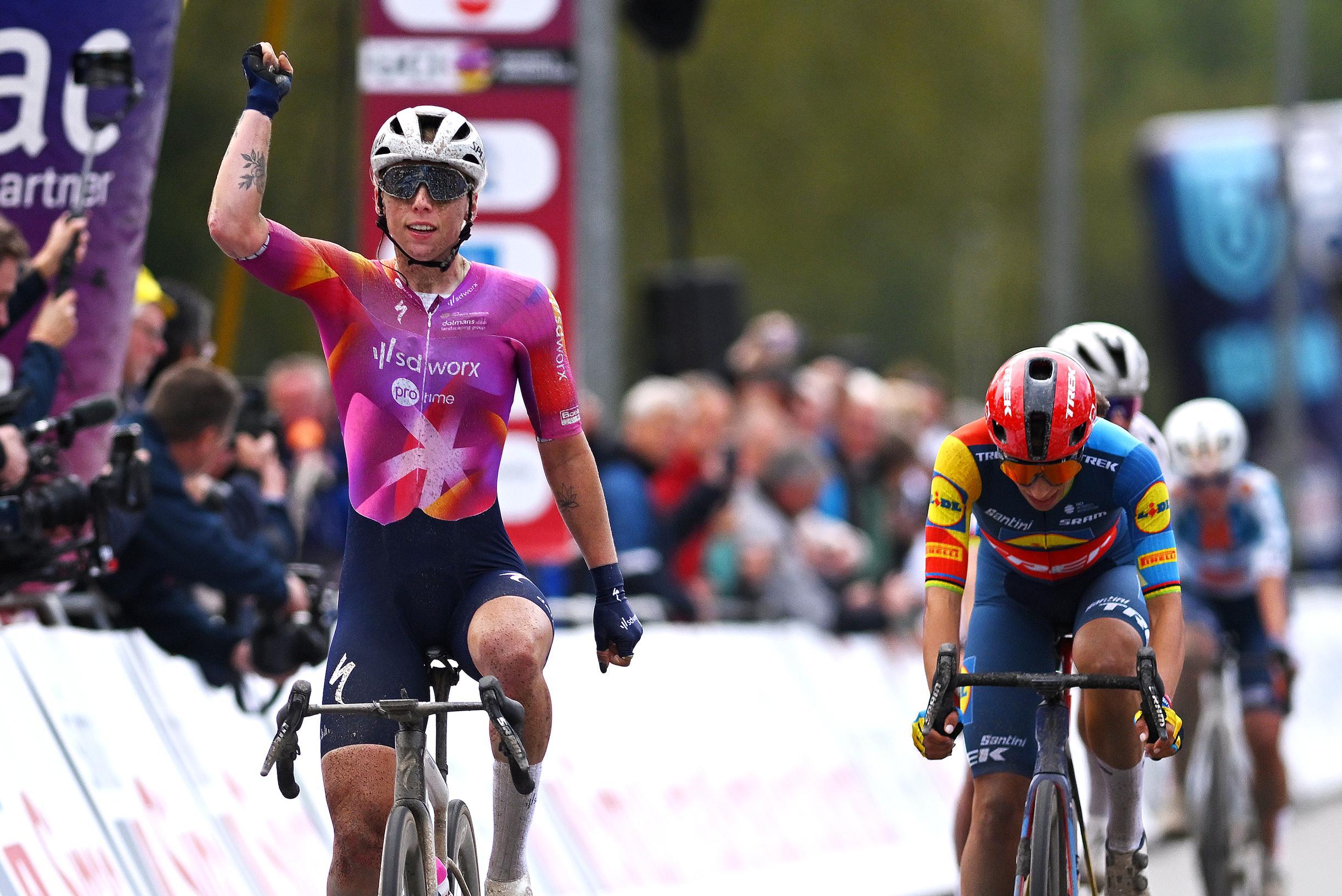 Lorena Wiebes bisa no Simac Ladies Tour em dia de echelons! Zoe Backstedt segue líder!