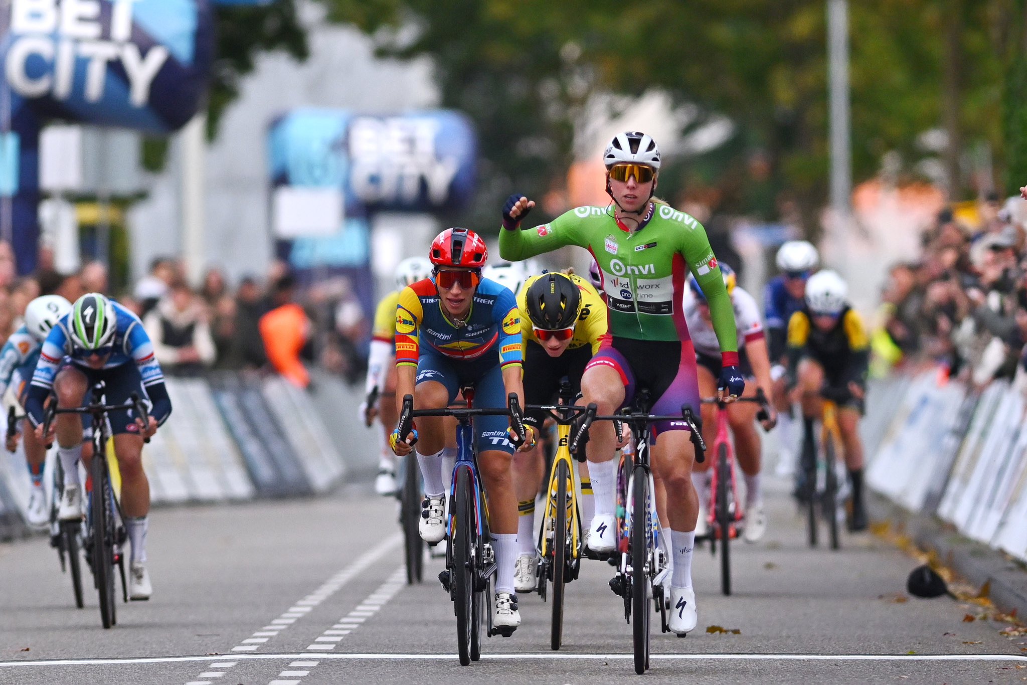 Hat-trick para Lorena Wiebes na acidentada etapa 5 do Simac Ladies Tour!