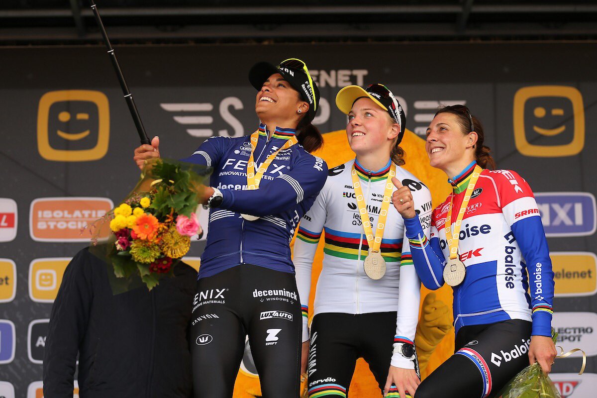 O pódio da Telenet SuperPrestige em Ruddervoorde com Ceylin Alvarado, Fem Van Empel e Lucinda Brand