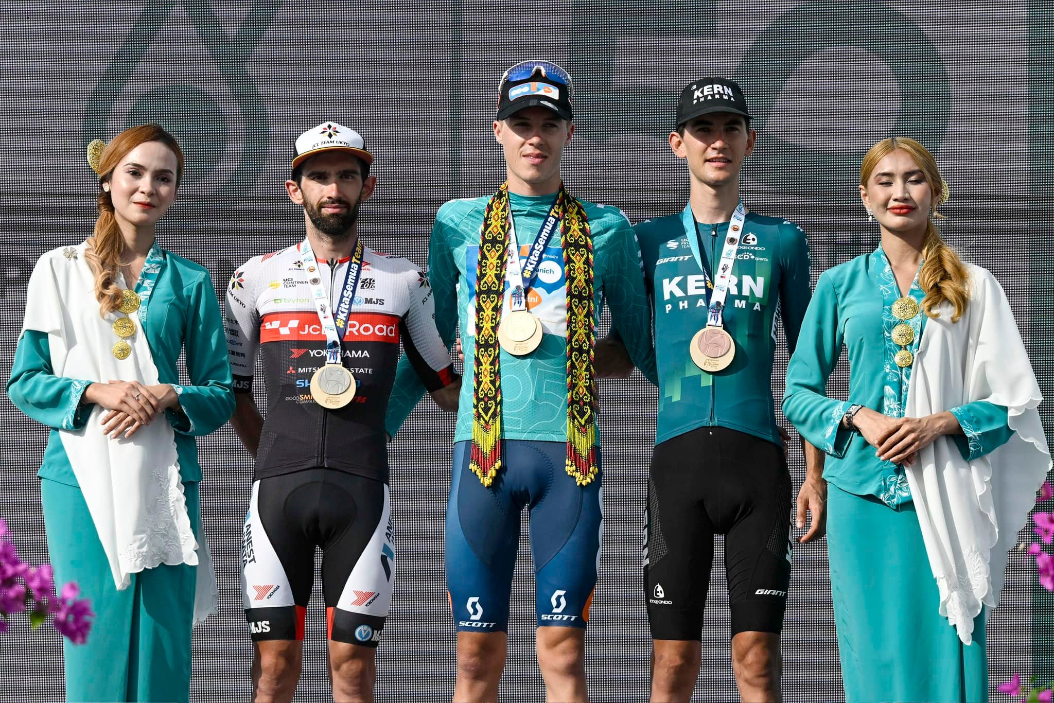 O pódio do Tour de Langkawi com Thomas Pesenti, Max Poole e Unai Iribar