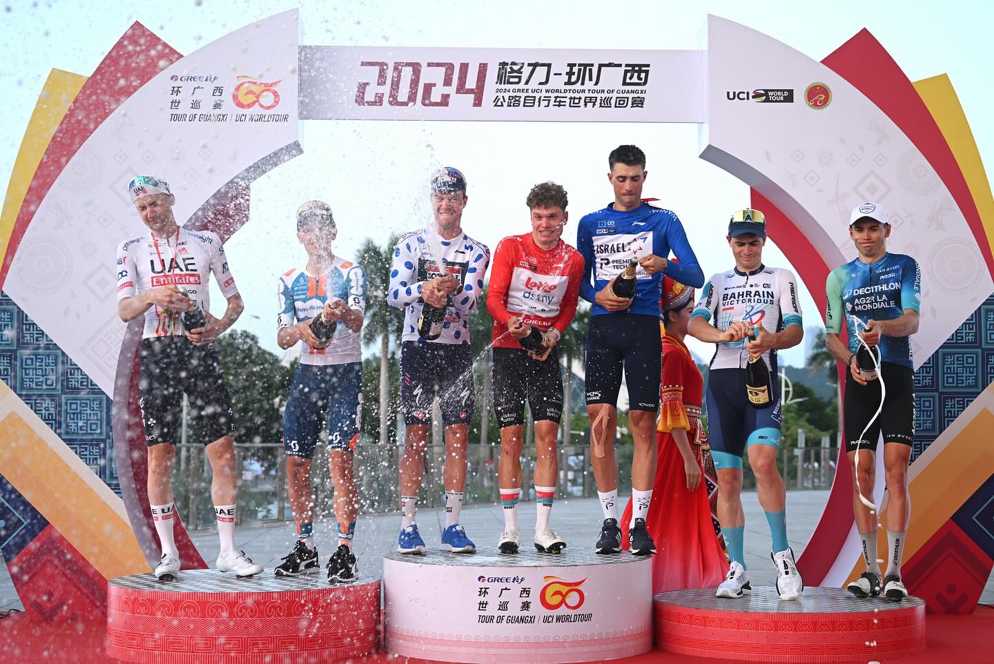 O pódio final do Tour of Guangxi com os vencedores de todas as classificações. (Foto: Getty Sport)