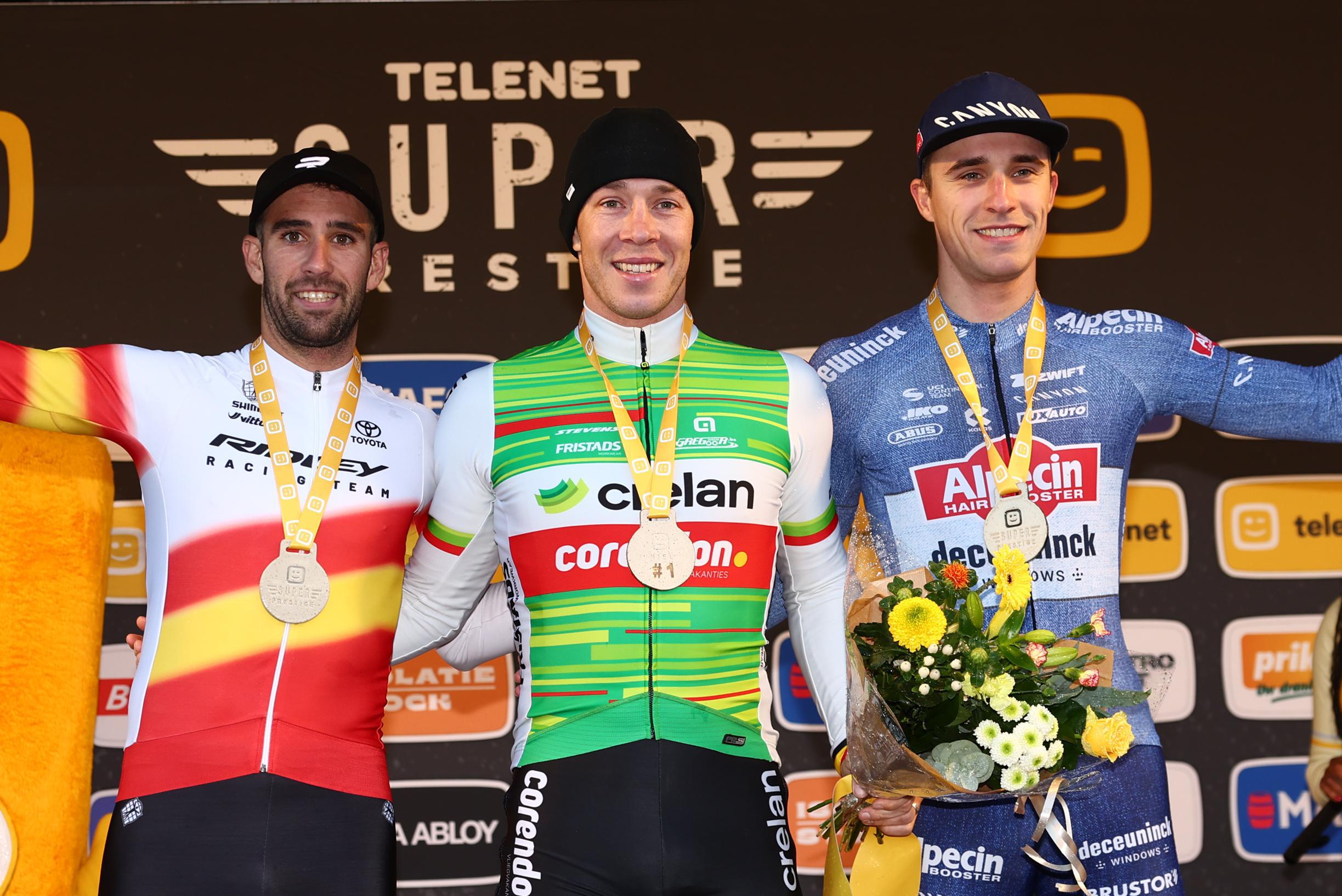 O Pódio dos elites masculinos na Telenet SuperPrestige de Niel com Felipe Orts, Laurens Sweeck e Niels Vandeputte
