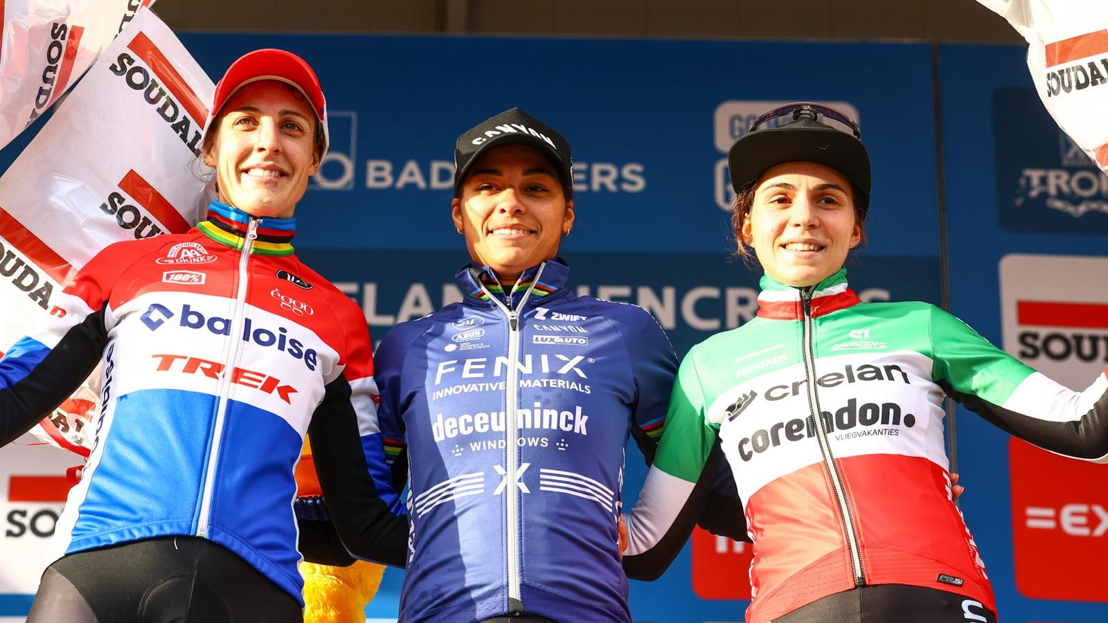 O pódio das elites femininas no X2O Badkamers Trofee de Hamme com Lucinda Brand, Ceylin Alvarado e Sara Casasola (Foto: X2O Badkamers Trofee)