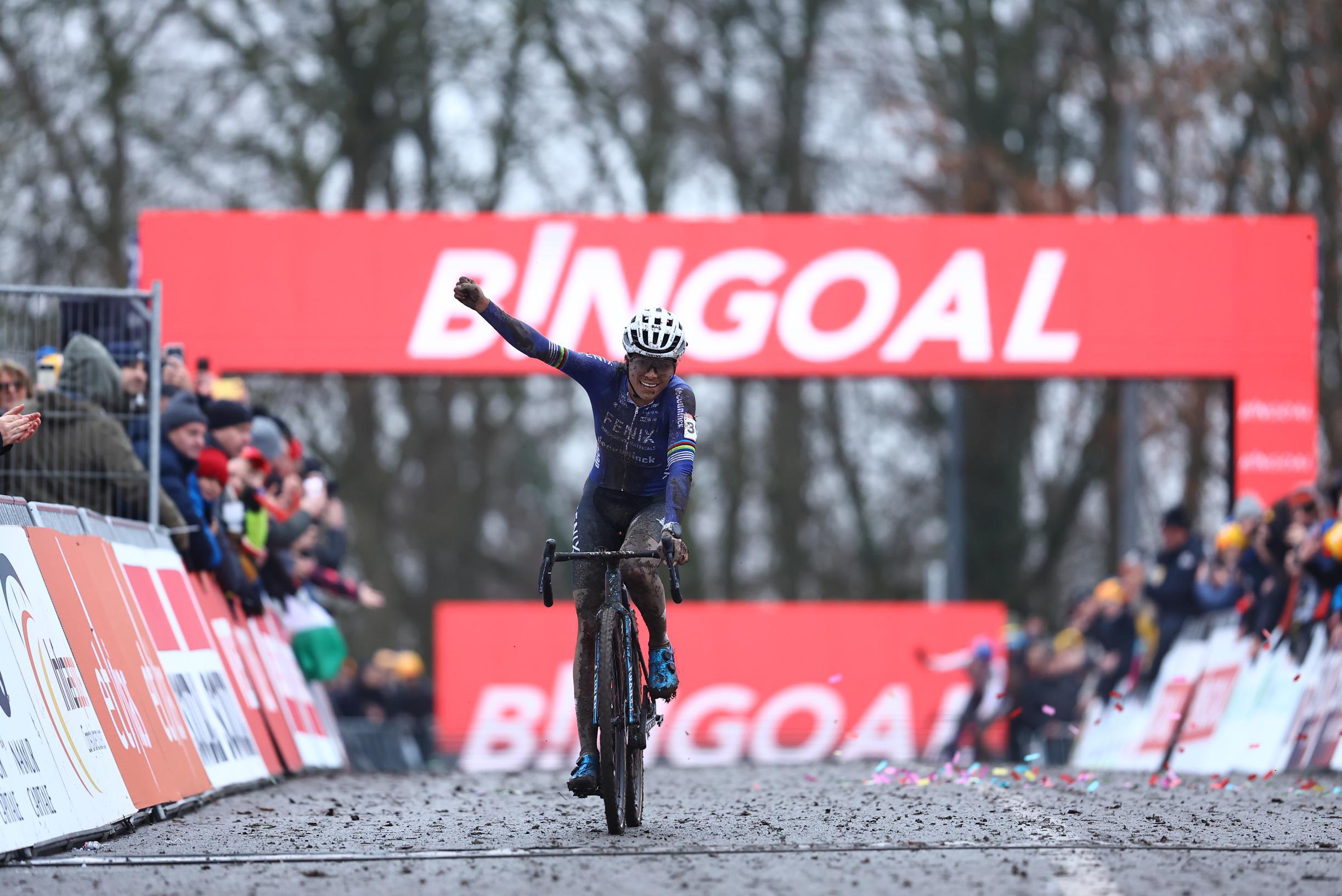 Ceylin Alvarado conquista acidentada Taça do Mundo de Ciclocrosse em Namur!