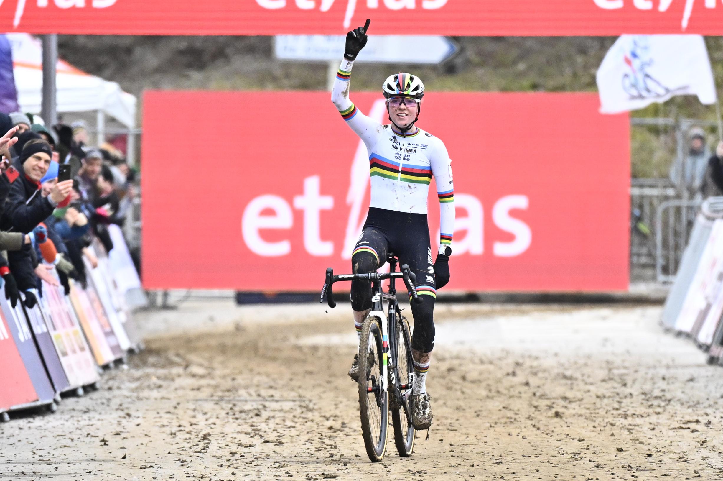 Fem Van Empel faz o hat-trick na Taça do Mundo de Ciclocrosse em Besançon!