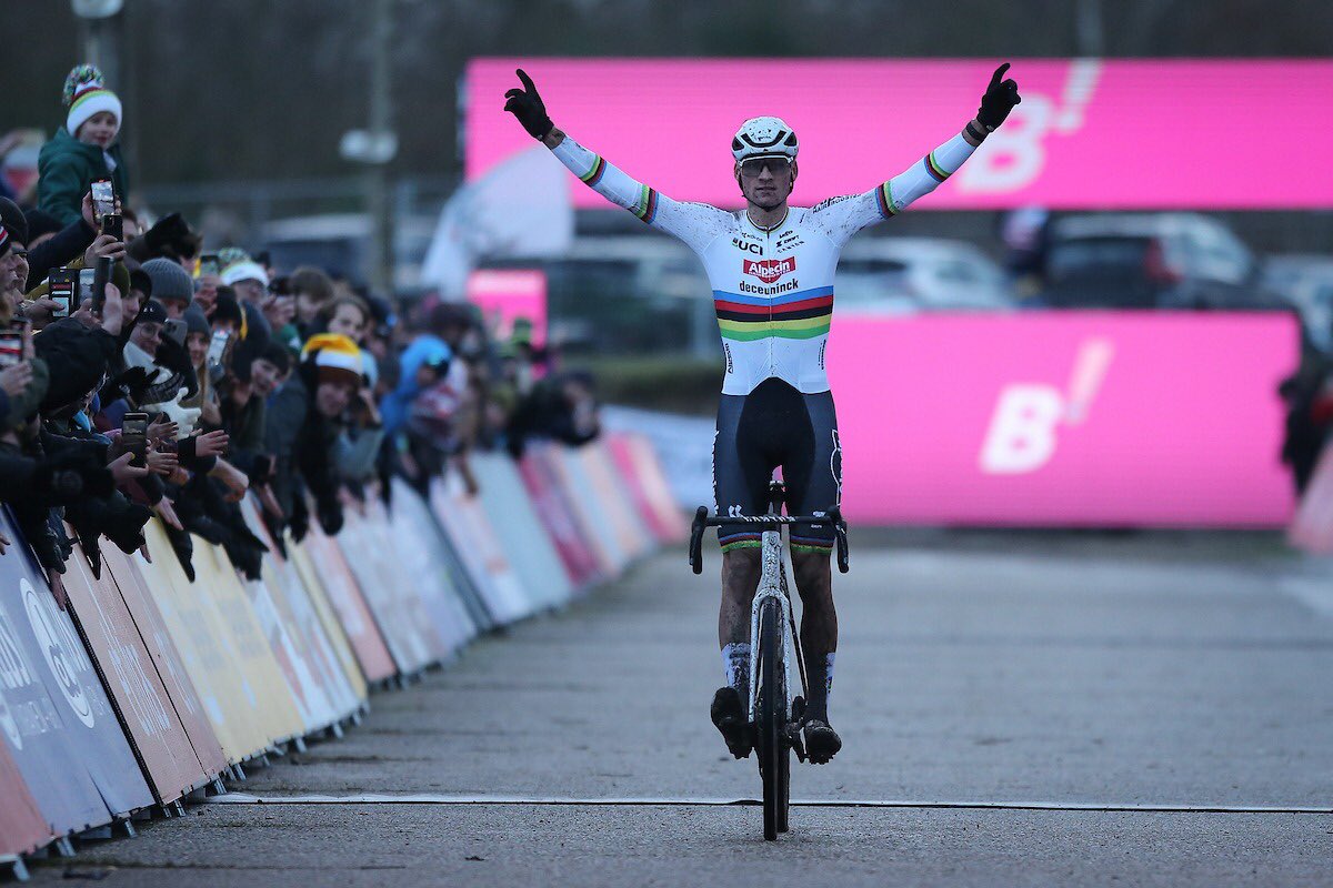 Mathieu van der Poel regressa com vitória na Taça do Mundo de Ciclocrosse de Zonhoven!