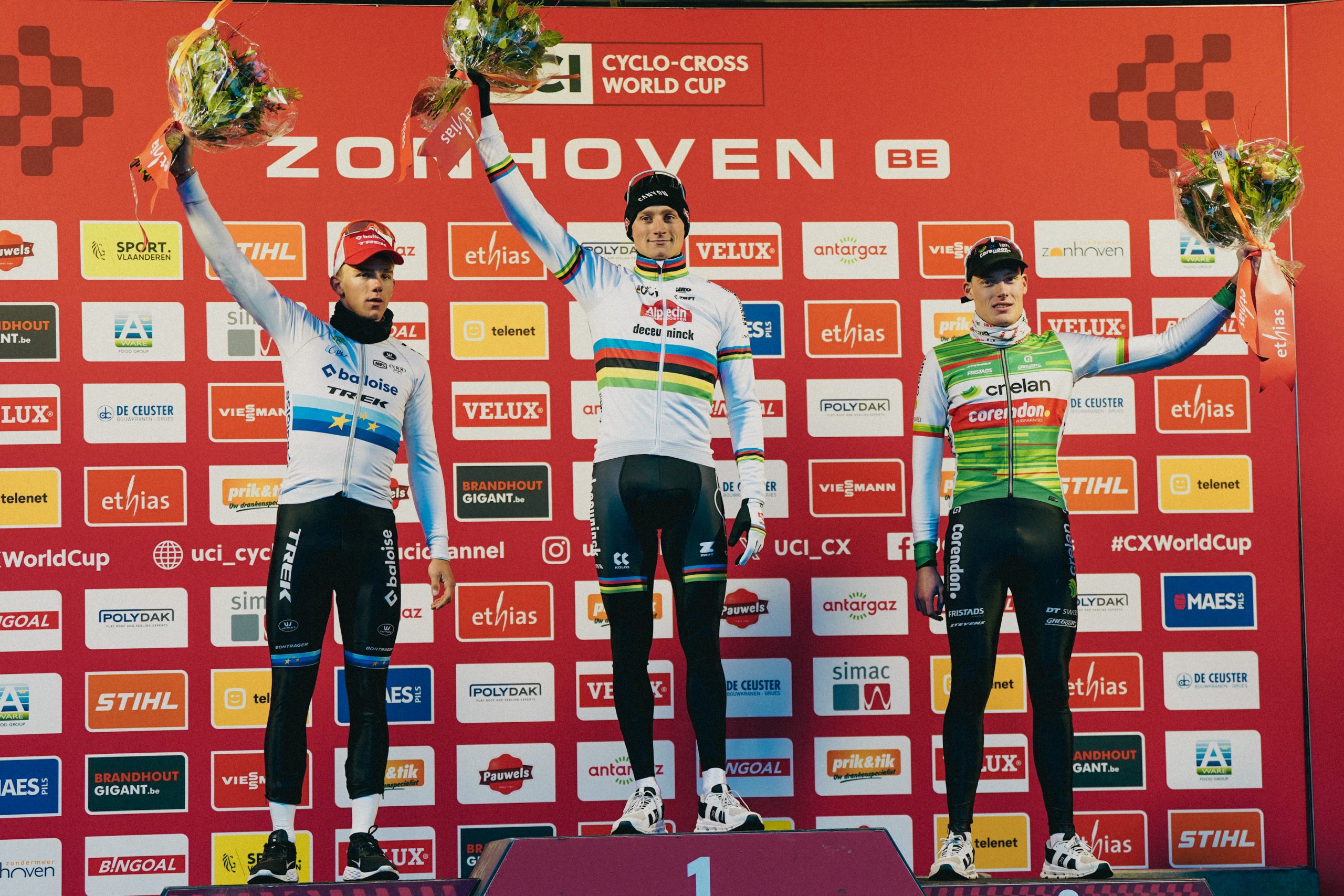 O pódio dos elites masculinos na Taça do Mundo de Zonhoven com Thibau Nys, Mathieu Van der Poel e Joran Wyseure (Foto: UCI)
