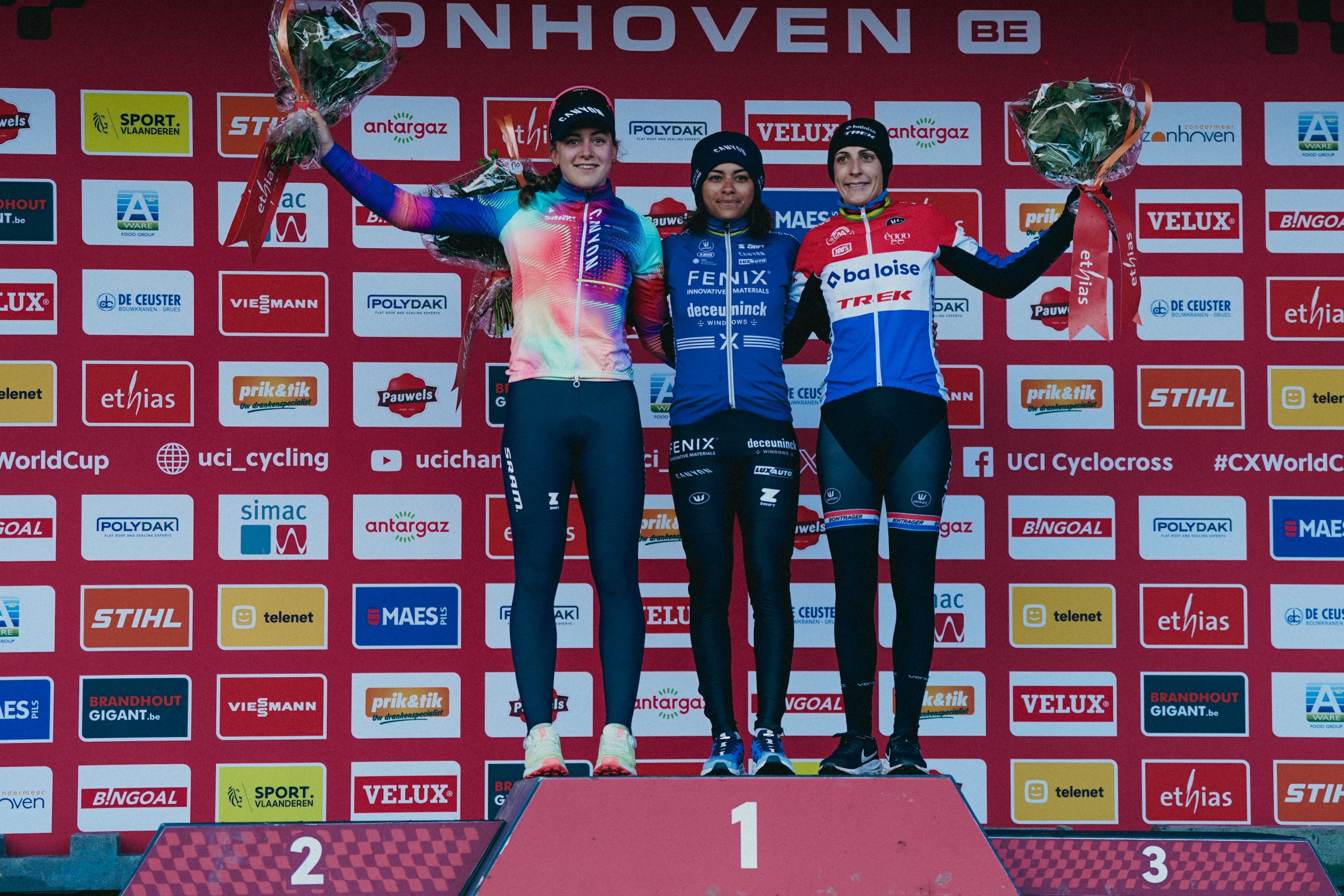 O pódio da Taça do Mundo de Ciclocrosse das elites femininas em Zonhoven com Zoe Backstedt, Ceylin Alvarado e Lucinda Brand