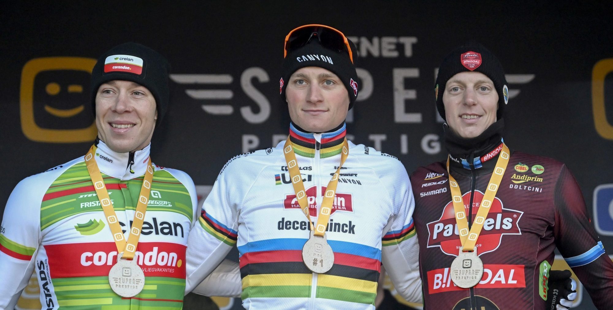 O pódio dos elites masculinos na Telenet SuperPrestige de Mol com Laurens Sweeck, Mathieu Van der Poel e Michael Vanthourenhout (Foto: Cor Vos)