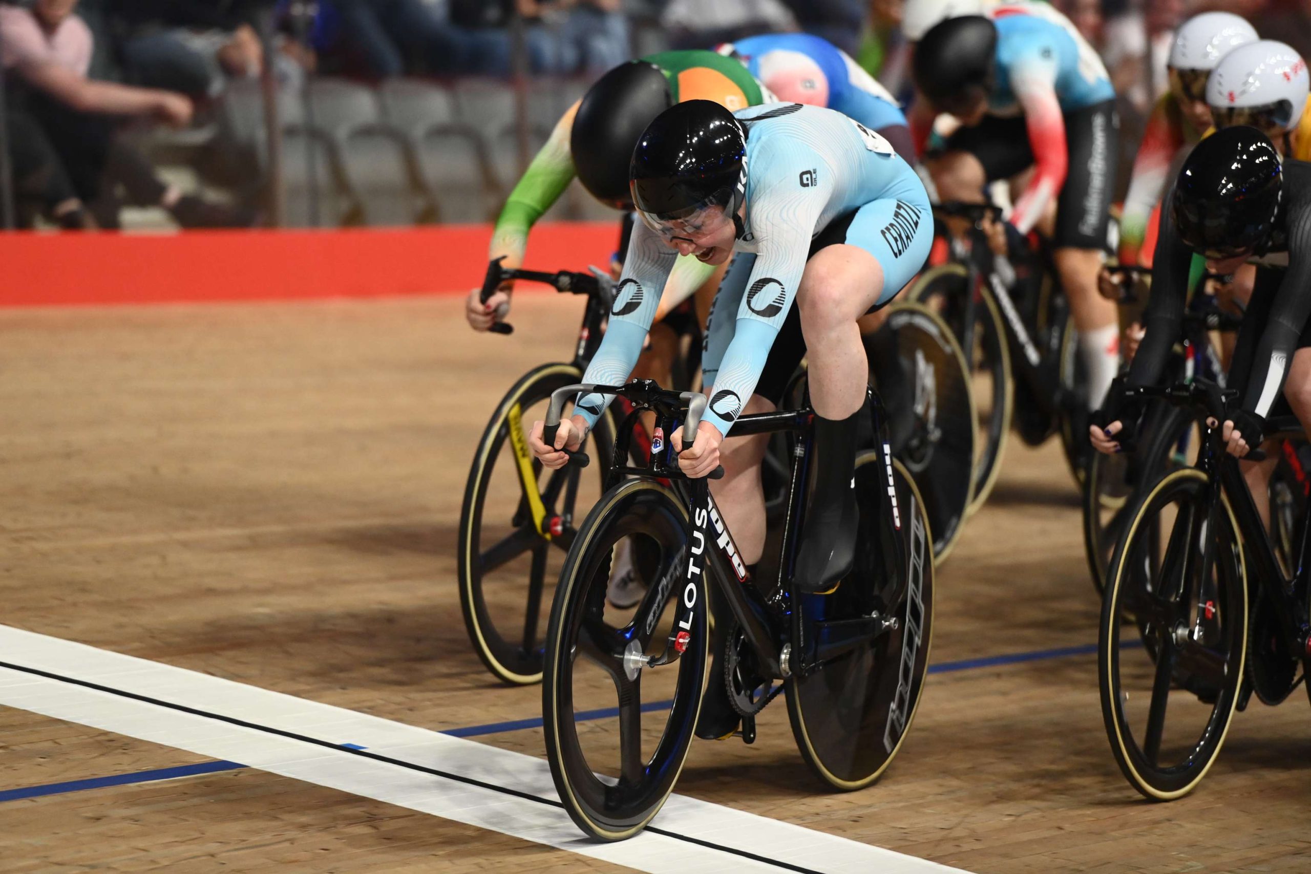 Katie Archibald deu a primeira vitória do dia à Grã-Bretanha na última ronda da Track Champions League no Scratch feminino