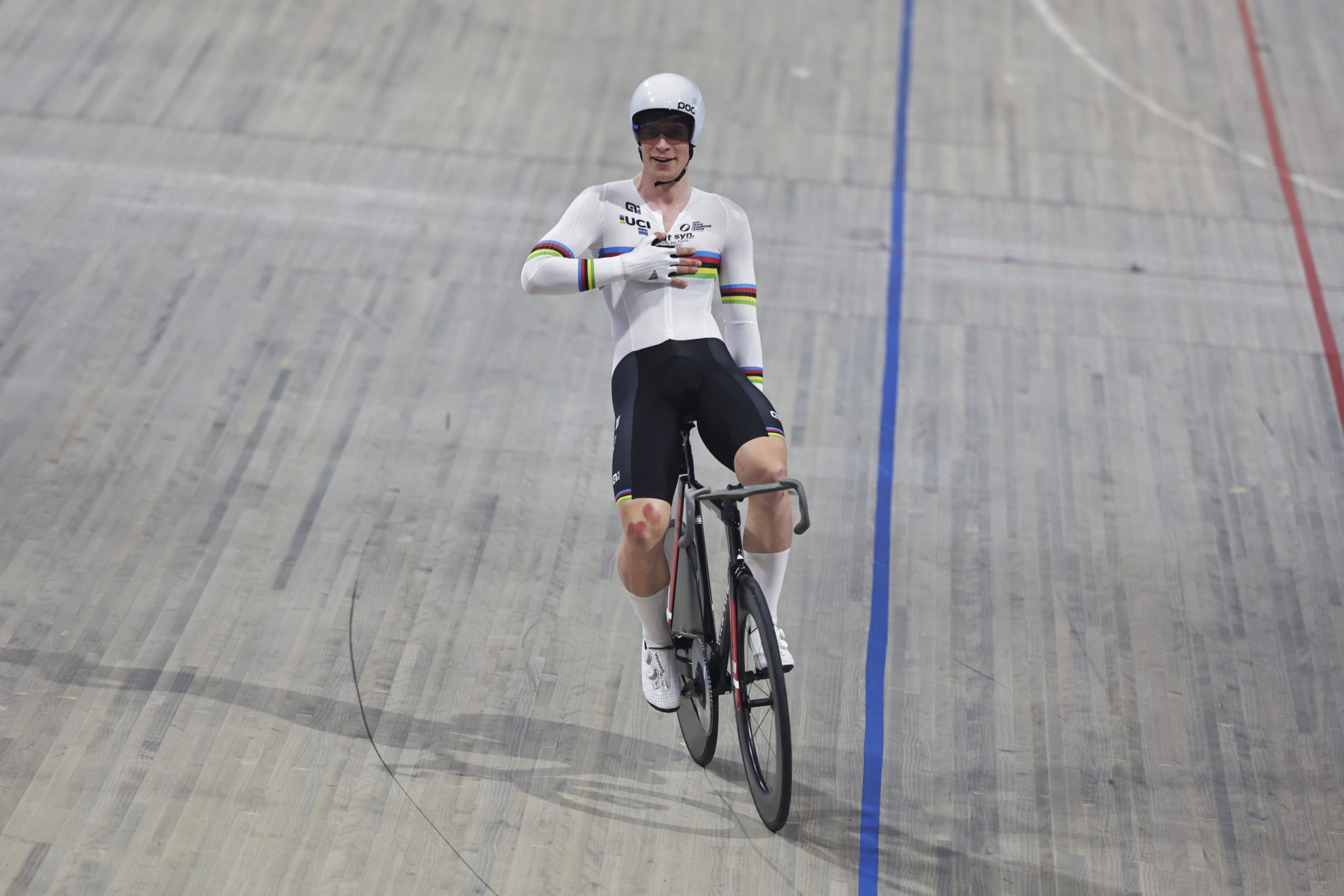 Tobias Hansen fez brilhar o arco-íris no Velódromo de Apeldoorn
