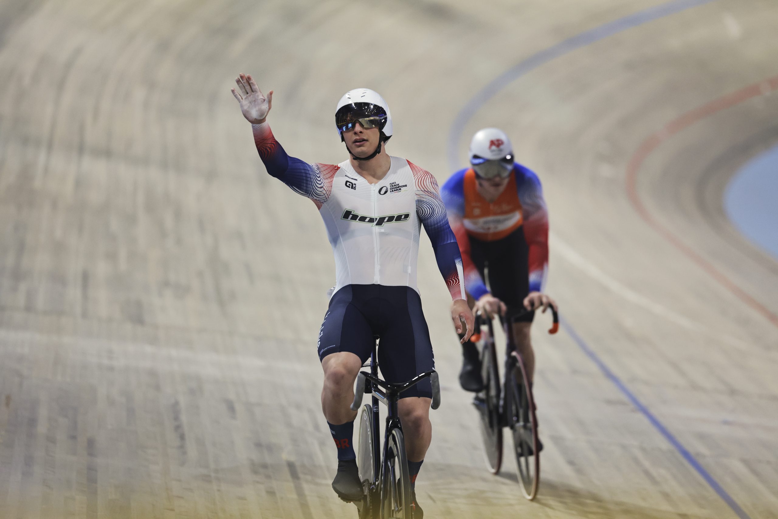 Matthew Richardson fechou as contas da terceira ronda em Apeldoorn com a vitória no Keirin