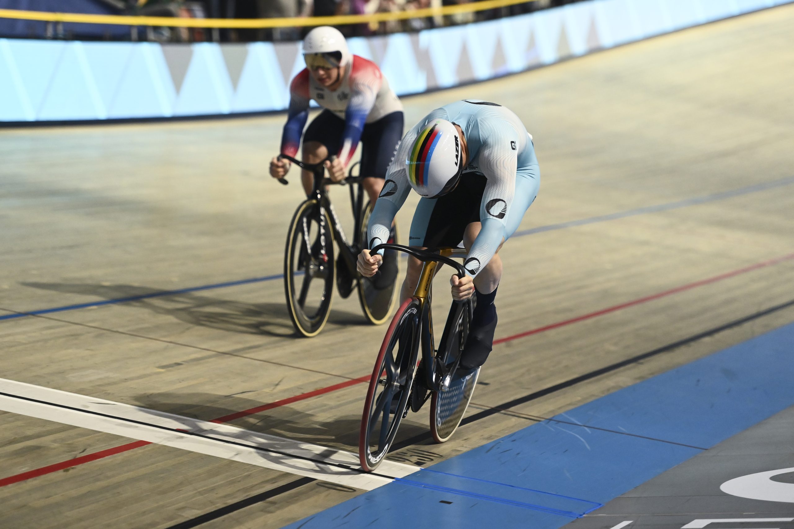 Harrie Lavreysen bisou em casa no Sprint da Track Champions League