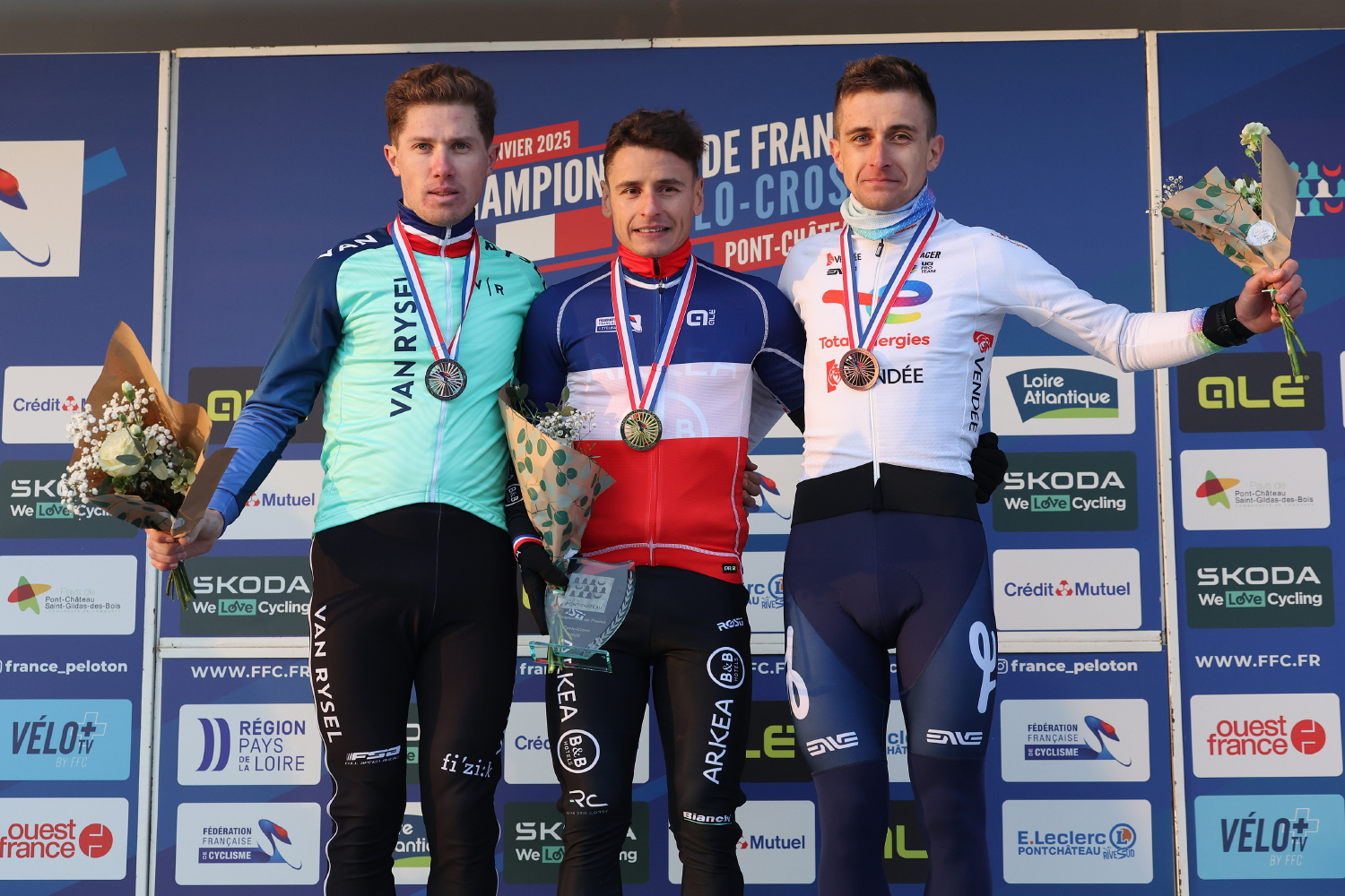 O pódio dos elites masculinos nos Campeonatos Nacionais de Ciclocrosse da França com Joshua Dubau, Clément Venturini e Fabien Doubey (Foto: Fédération Française de Cyclisme)