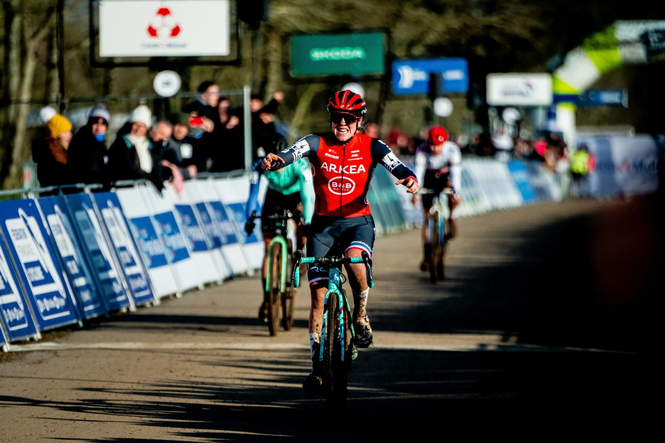 Amandine Fouquenet levou a melhor ao sprint após uma fantástica batalha em Pontchâteau (Foto: Aubin Lipke)