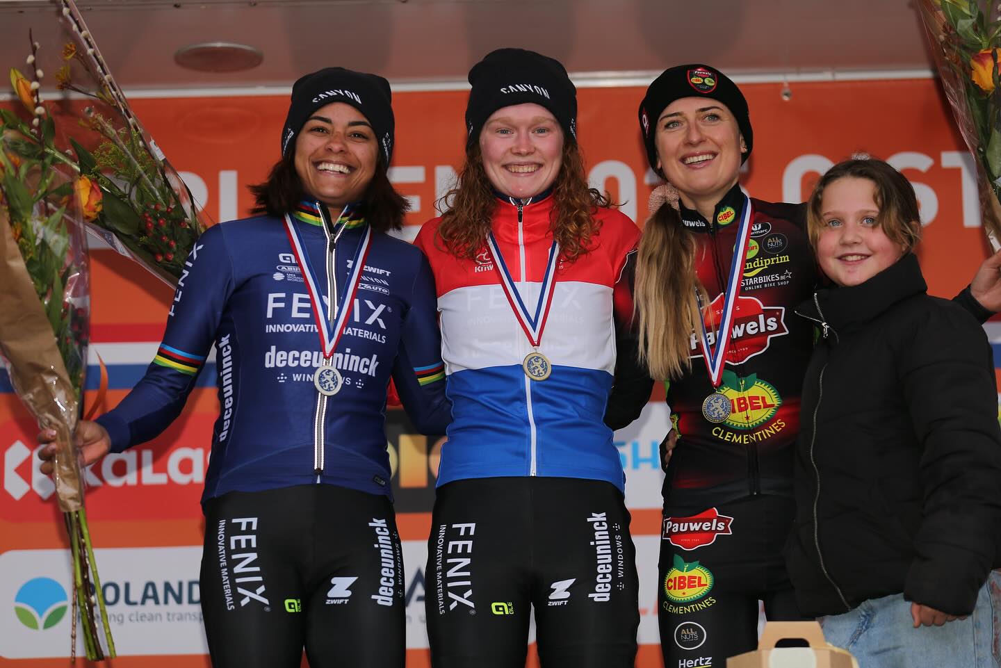 O pódio das elites femininas nos Campeonatos Nacionais de Ciclocrosse dos Países Baixos com Ceylin Alvarado, Puck Pieterse e Denise Betsema (Foto: Photopress.be)