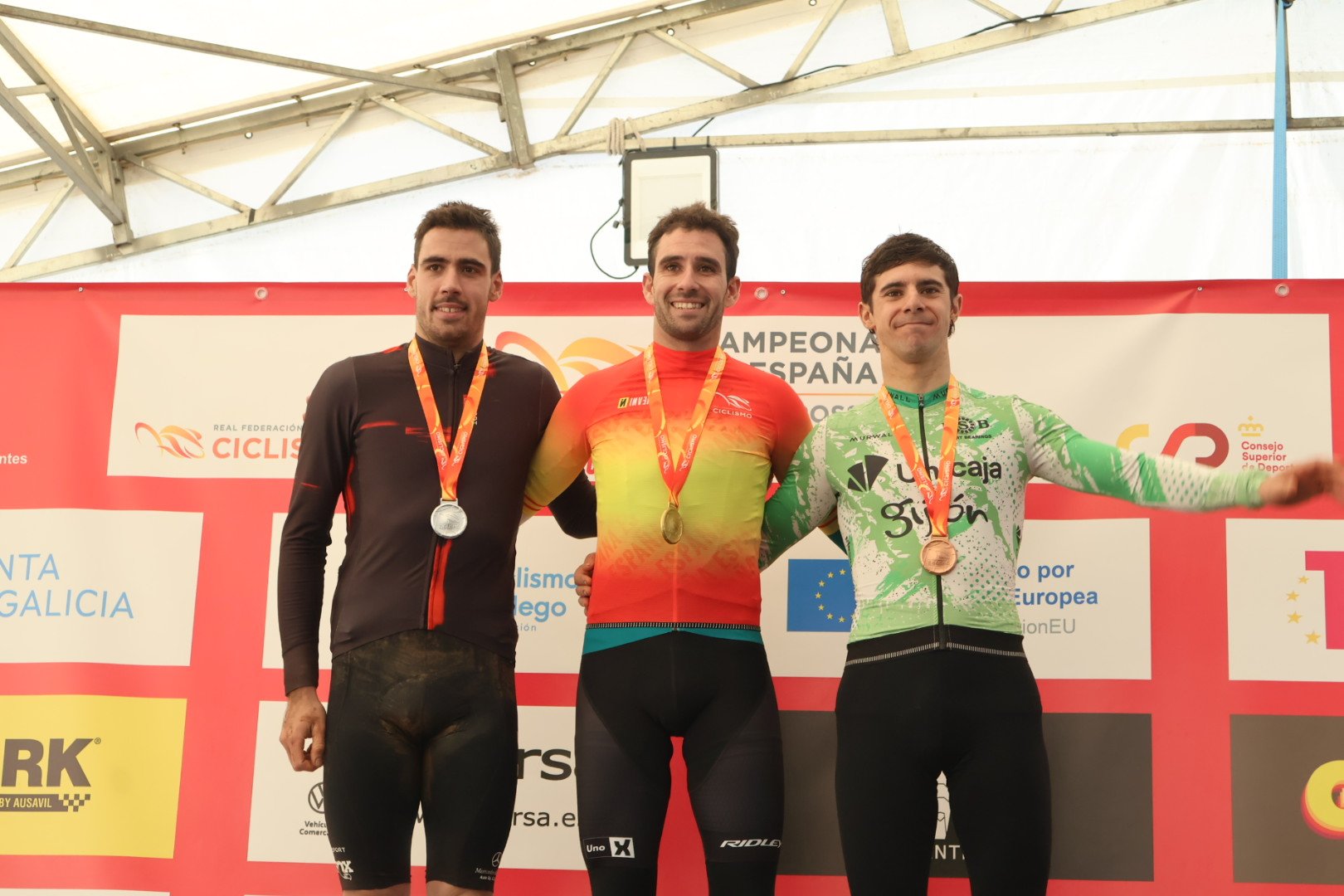 O pódio dos elites masculinos nos Campeonatos Nacionais de Ciclocrosse da Espanha com Jofré Cullell, Felipe Orts e Mario Junquera (Foto: Real Federación Española de Ciclismo)