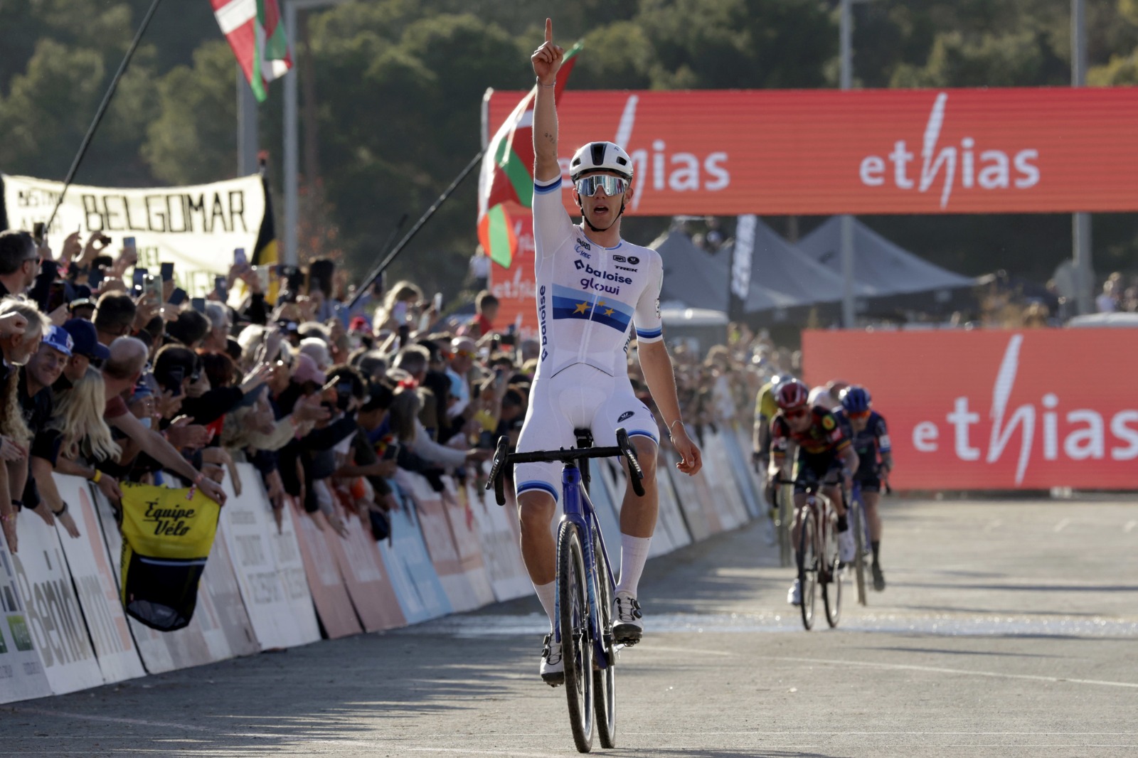 Thibau Nys estreia-se a vencer como Campeão Belga na Taça do Mundo de Ciclocrosse de Benidorm!