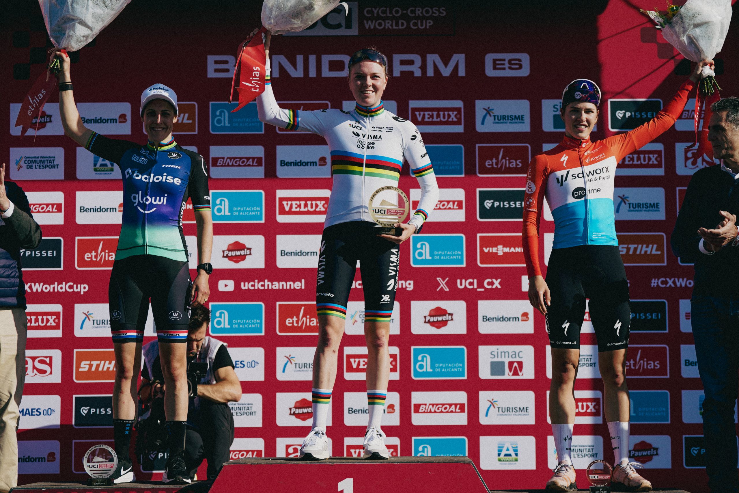 O pódio das elites femininas na Taça do Mundo de Ciclocrosse de Benidorm com Lucinda Brand, Fem Van Empel e Marie Schreiber (Foto: UCI)