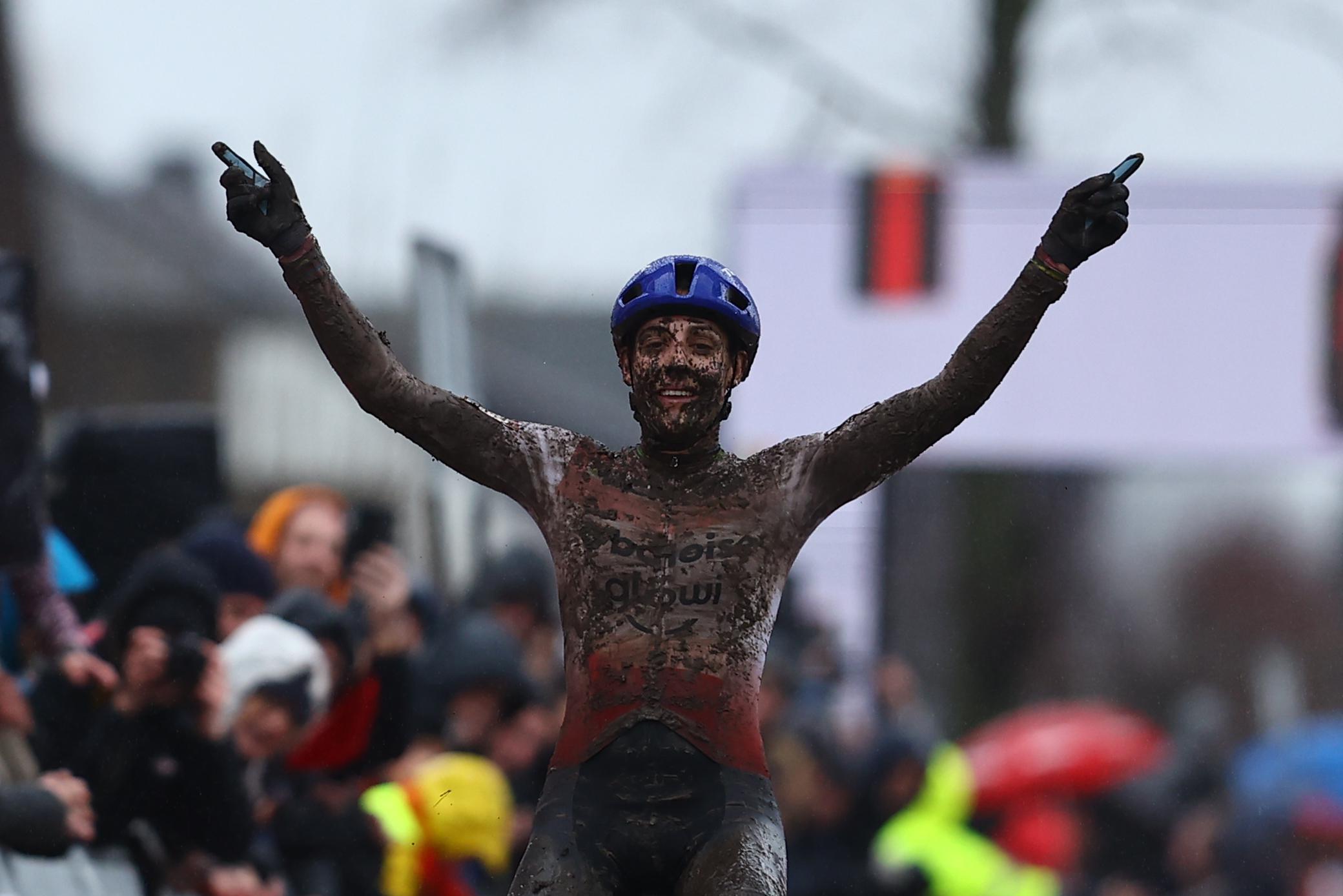 Lucinda Brand emerge na chuva e lama e vence Taça do Mundo de Ciclocrosse de Dendermonde!