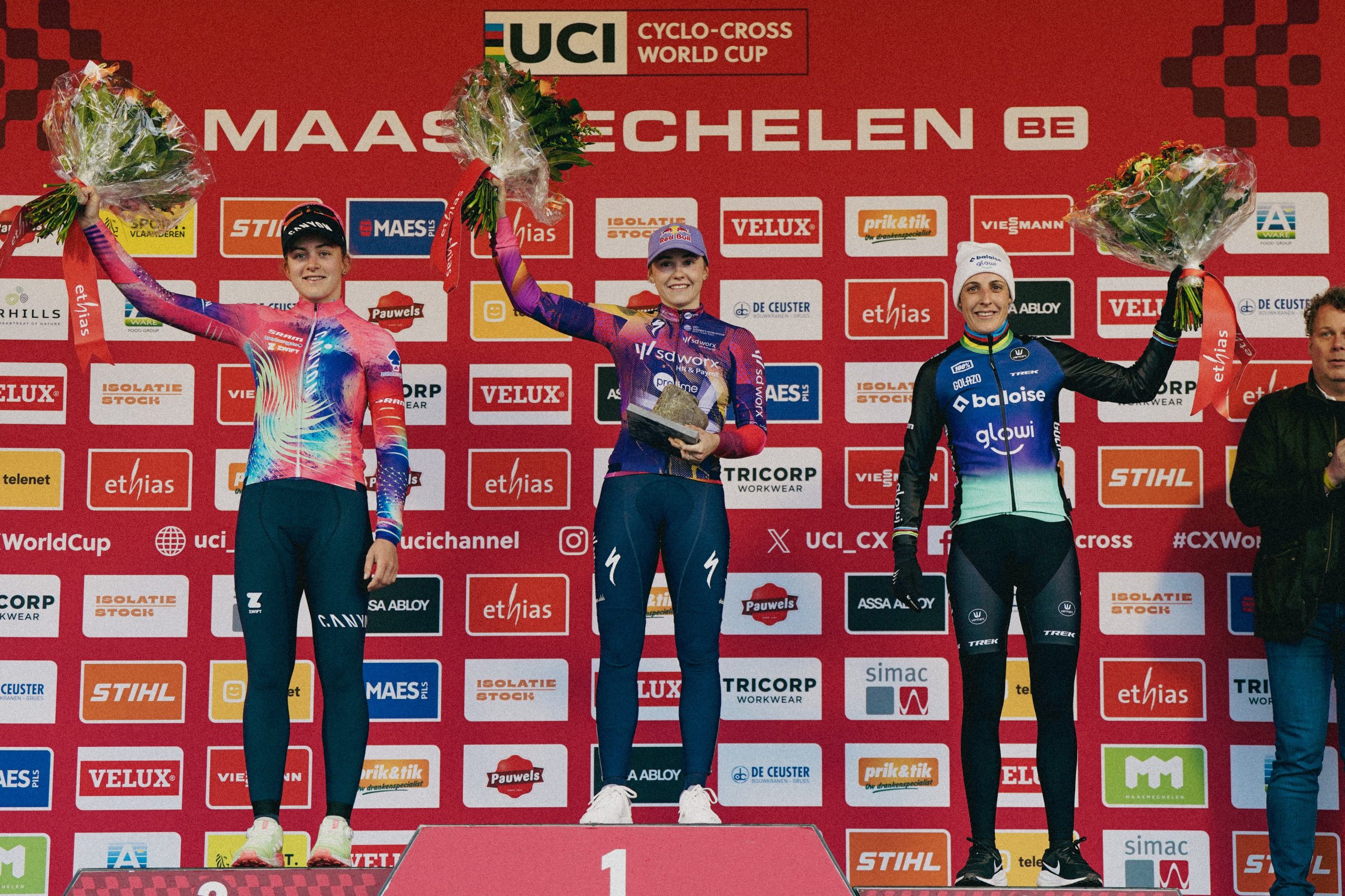 O pódio das elites femininas na Taça do Mundo de Ciclocrosse de Maasmechelen com Zoe Backstedt, Blanka Vas e Lucinda Brand