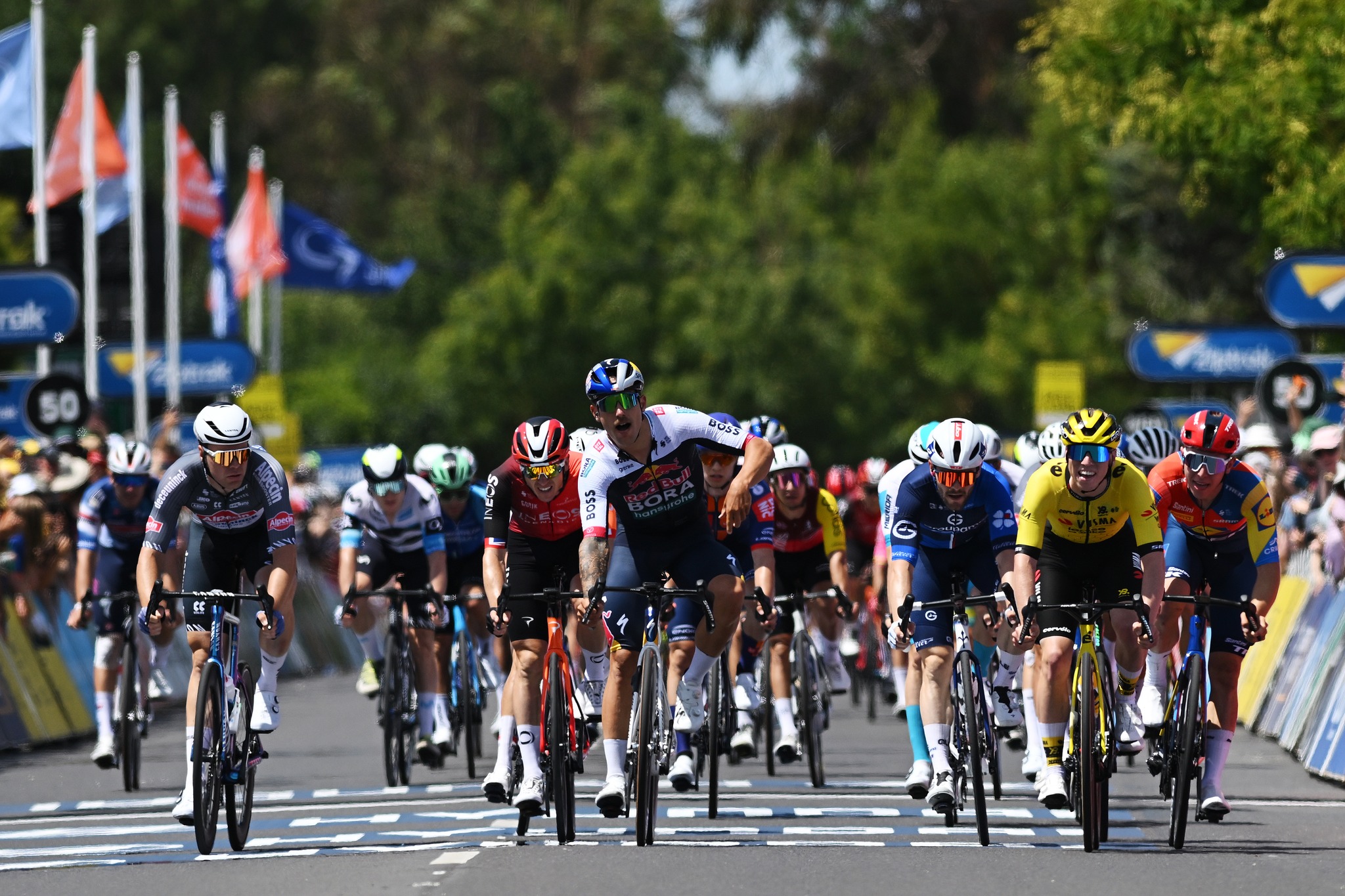 Sam Welsford impõe-se ao sprint e é o primeiro líder do Tour Down Under!