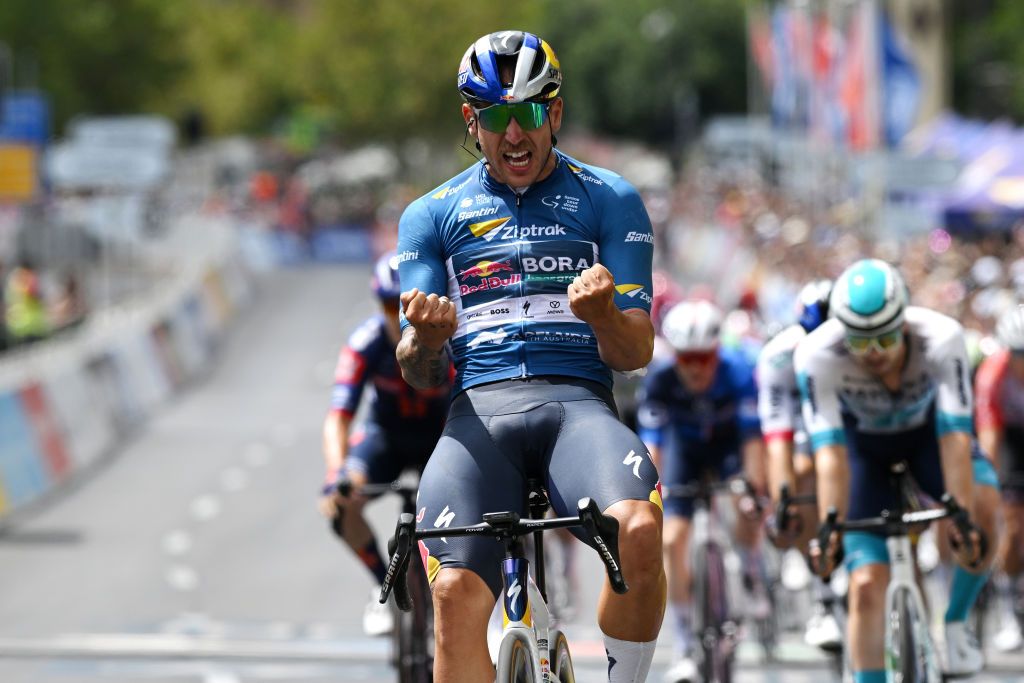 Hat-trick para Sam Welsford na etapa final do Tour Down Under! Jhonatan Narvaez vence geral!