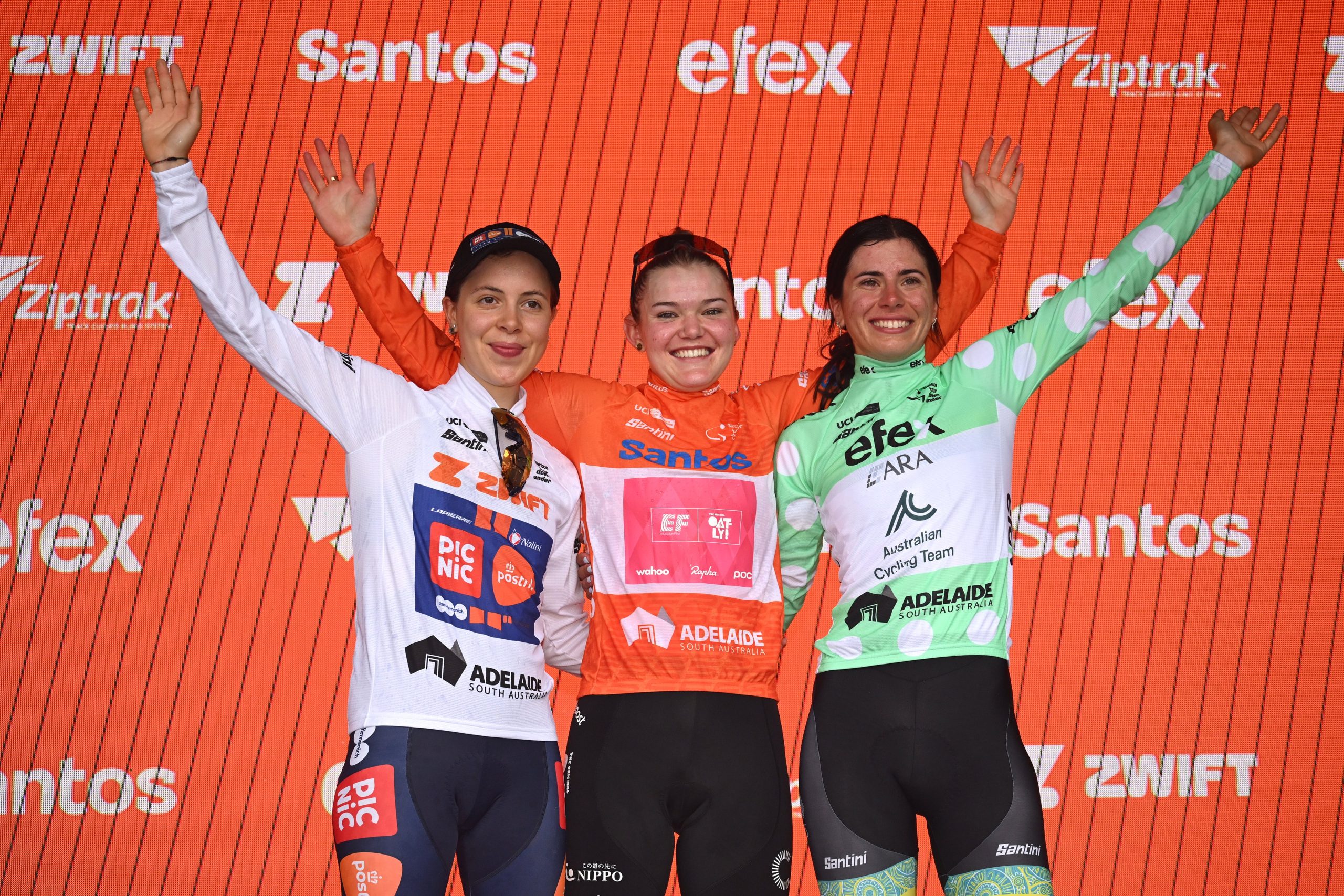 O pódio com a vencedora da juventude, Eleonora Ciabocco, a vencedora da geral, Noemi Ruegg, e a vencedora da montanha Alyssa Polites! (Foto: Getty Images)