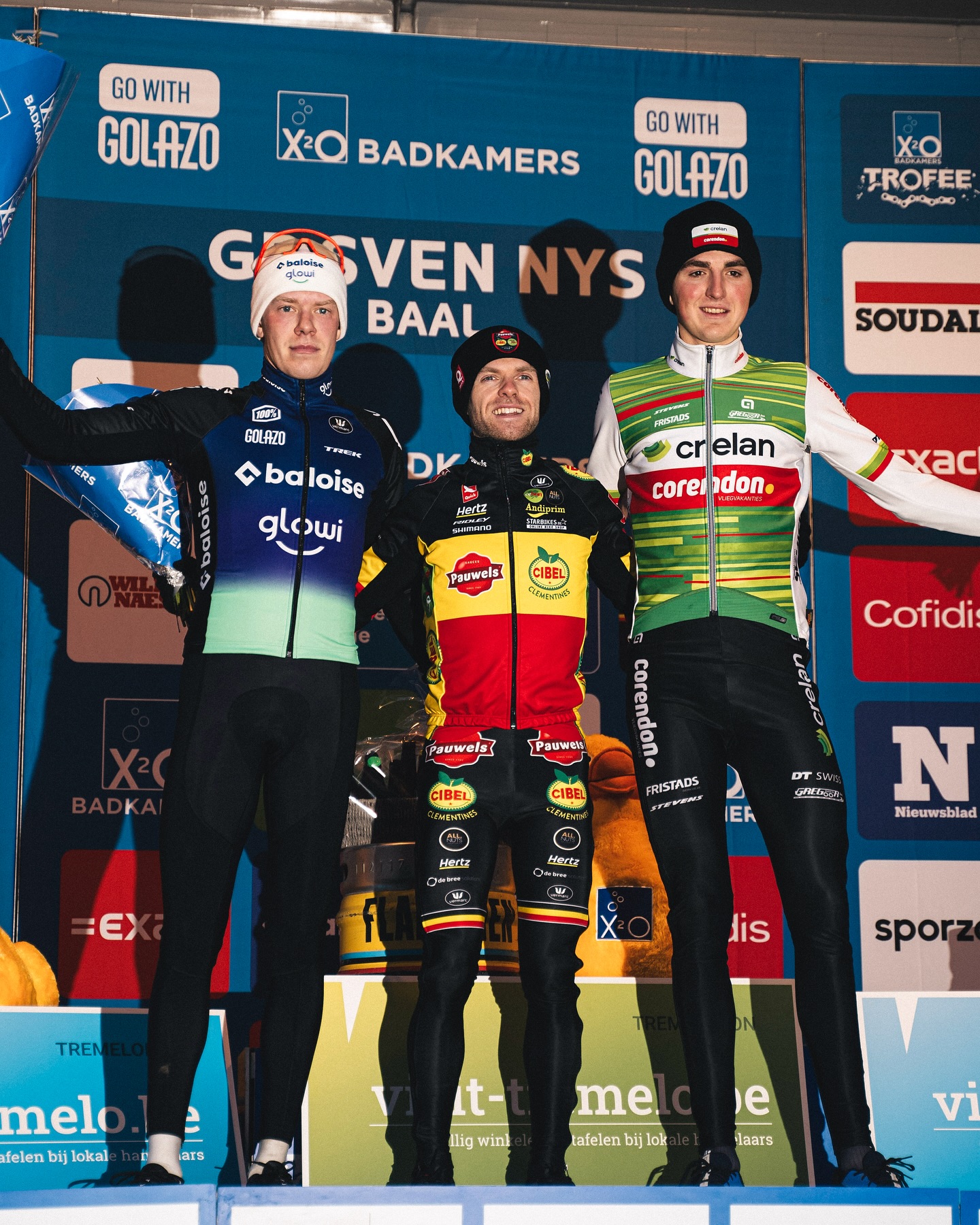 O pódio dos elites masculinos no X2O Badkamers Trofee de Baal com Pim Ronhaar, Eli Iserbyt e Emiel Verstrynge (Foto: Blueframe.media)
