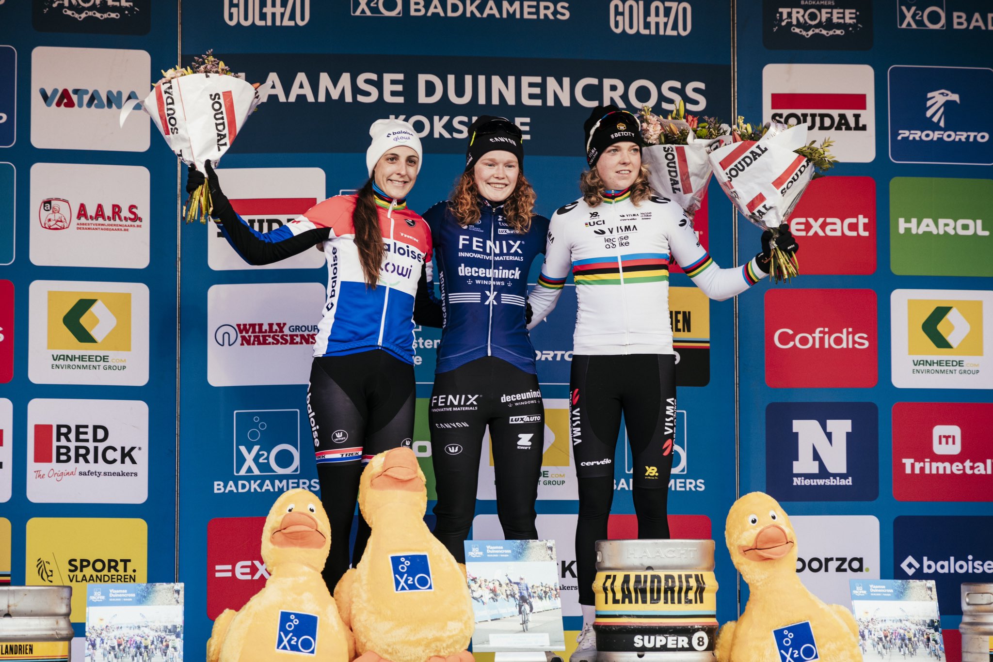 O pódio das elites femininas no X2O Badkamers Trofee de Koksijde com Lucinda Brand, Puck Pieterse e Fem Van Empel (Foto: Cor Vos)