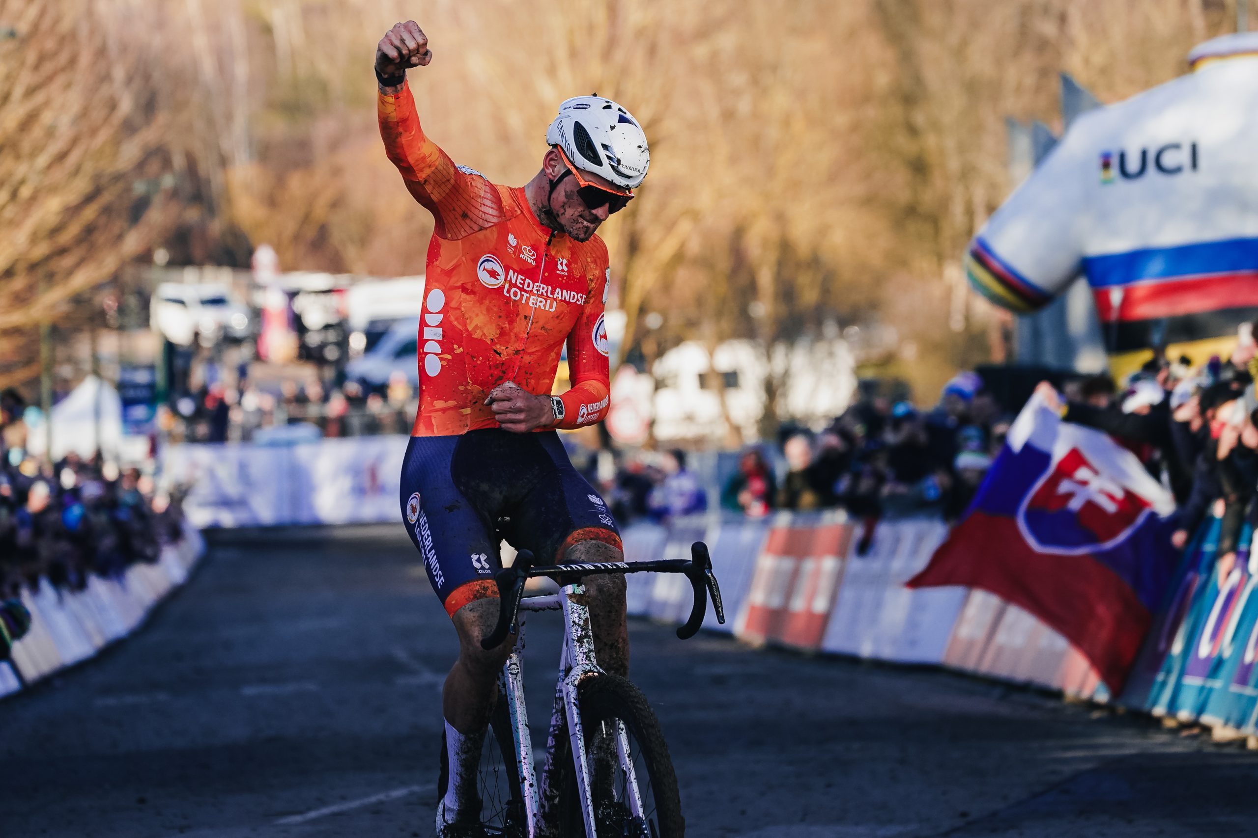 Histórico! Mathieu Van der Poel é pela 7ª vez Campeão do Mundo de Ciclocrosse!