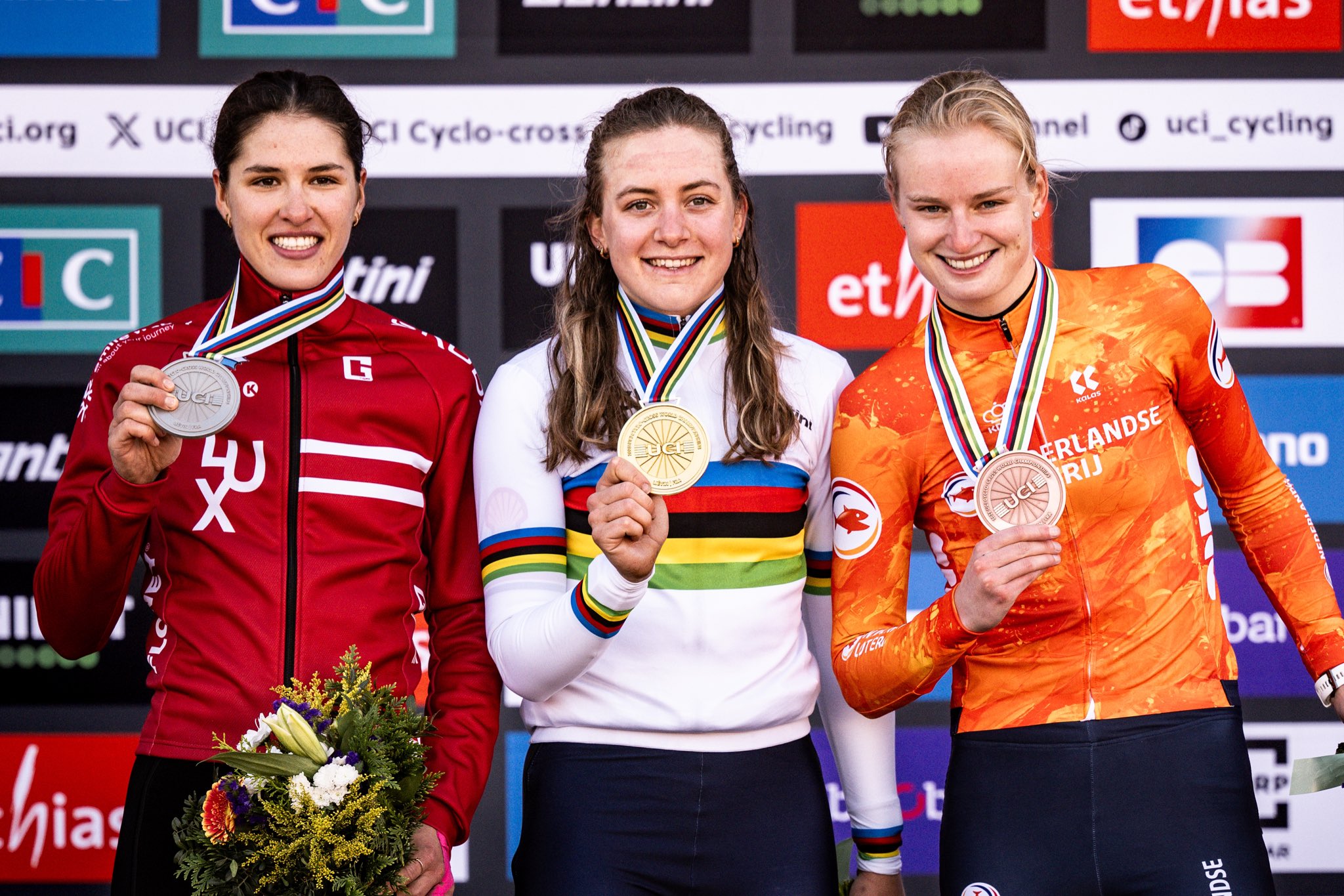 O pódio das Sub-23 femininas nos Campeonatos do Mundo de Ciclocrosse com Marie Schreiber, Zoe Backstedt e Leonie Bentveld (Foto: Getty Images)