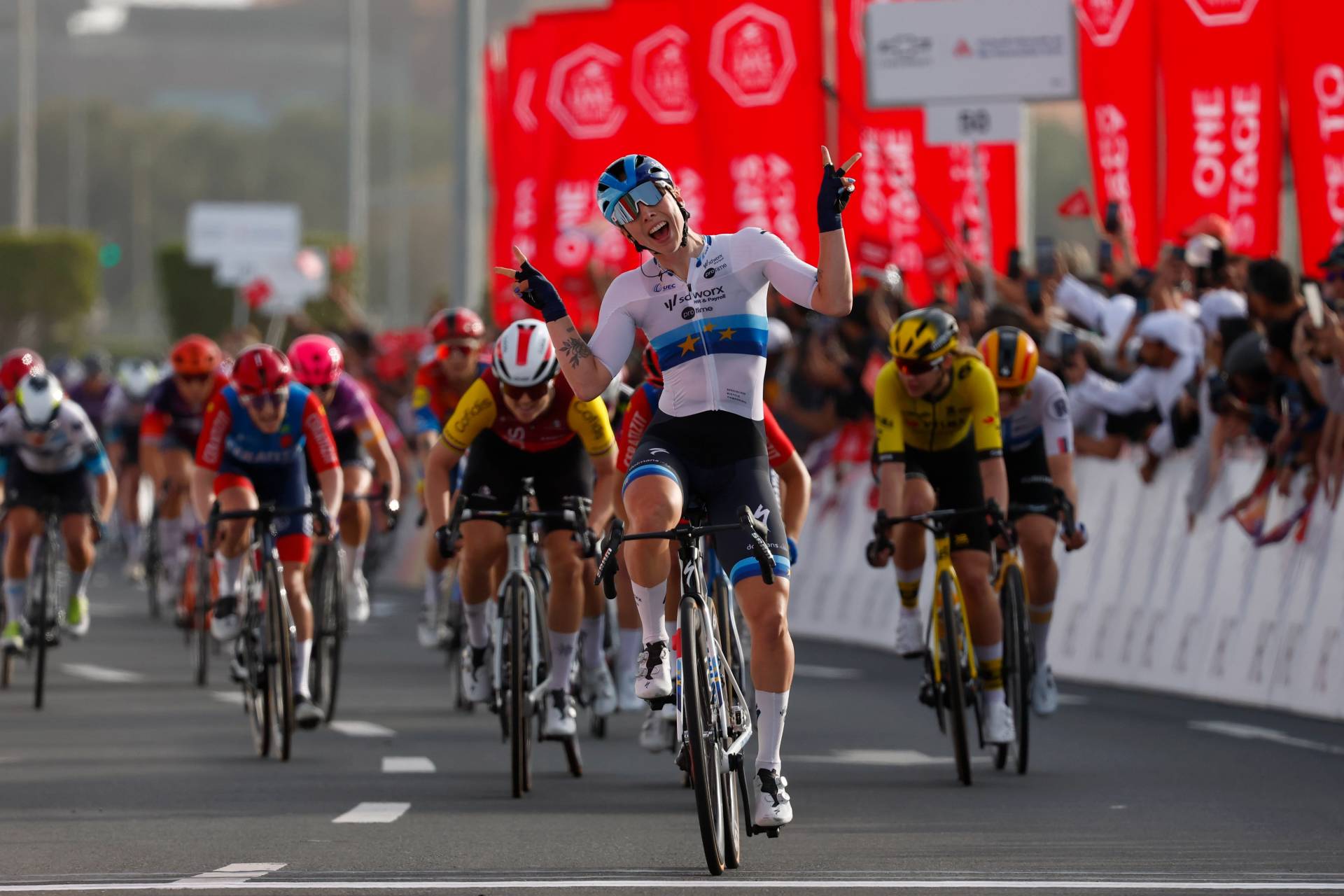 Lorena Wiebes faz o hat-trick na última etapa do UAE Tour! Elisa Longo Borghini conquista geral!