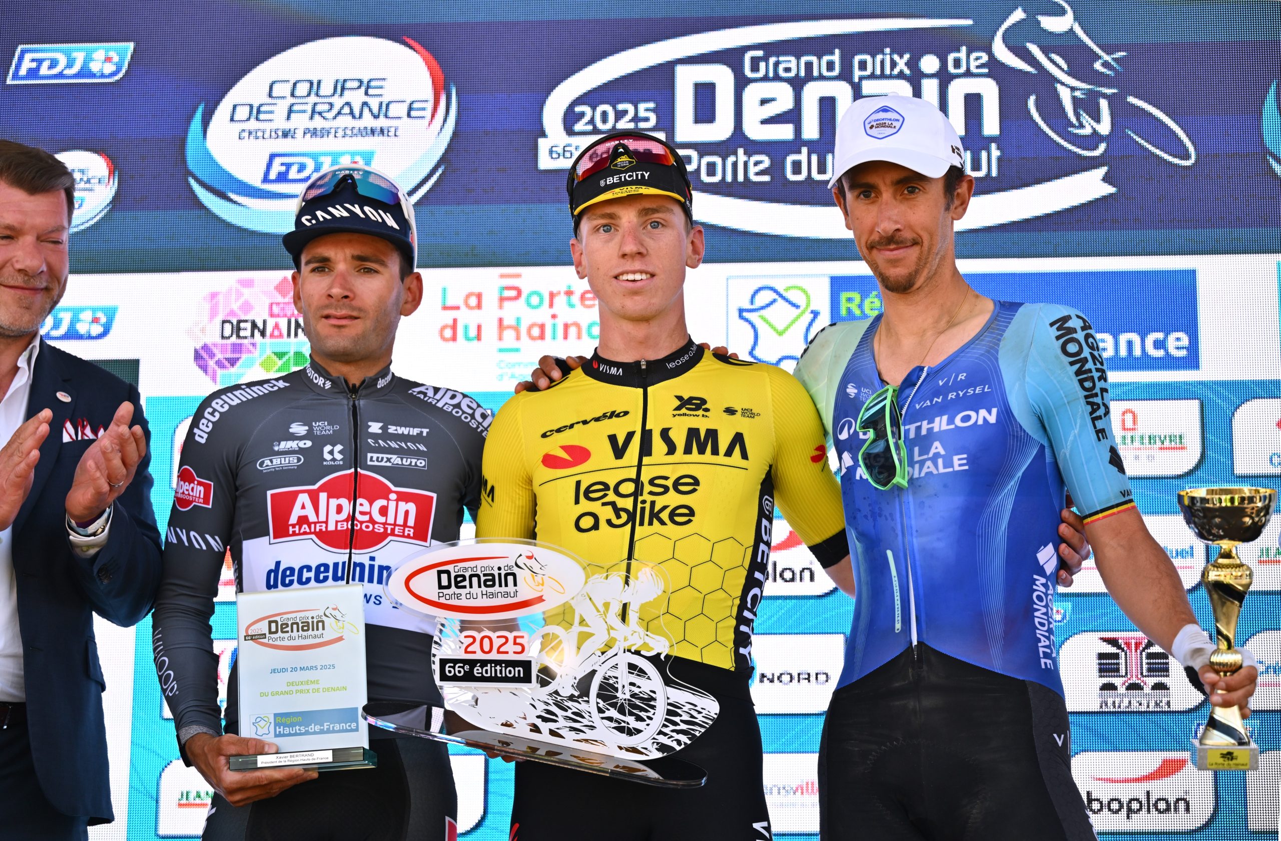 O pódio do GP de Denain com Gianni Vermeersch, Matthew Brennan e Dries De Bondt (Foto: Getty Images)