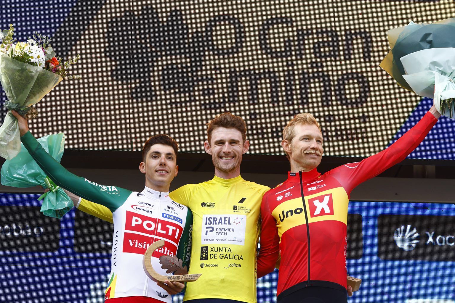 O pódio final d'O Gran Camiño com Davide Piganzoli, Derek Gee e Magnus Cort