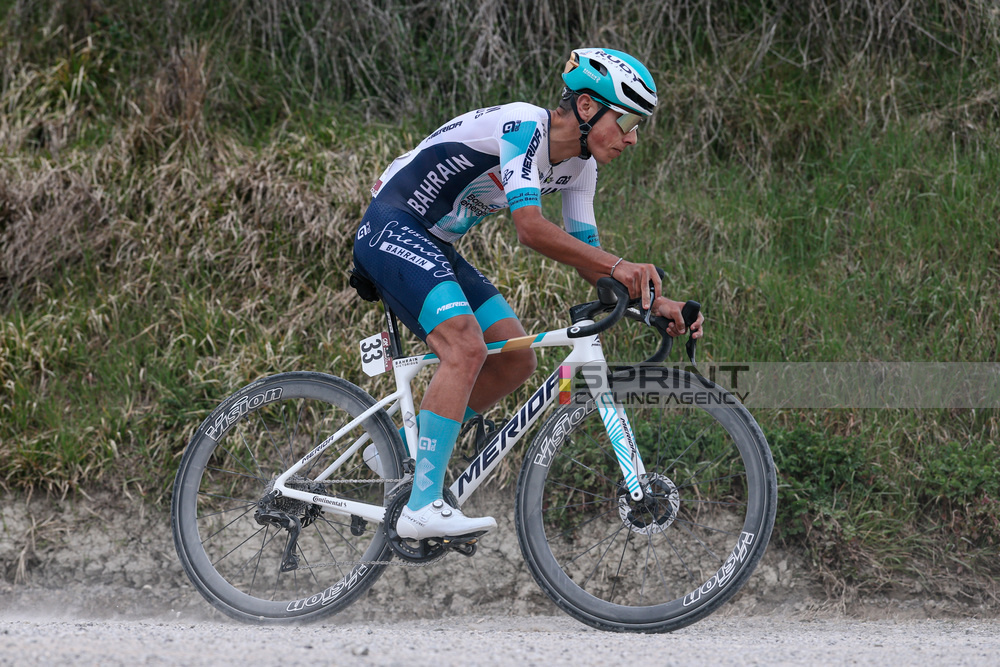 Afonso Eulálio conseguiu terminar a sua primeira Strade Bianche (Foto: Luca Bettini/SprintCyclingAgency©2025)