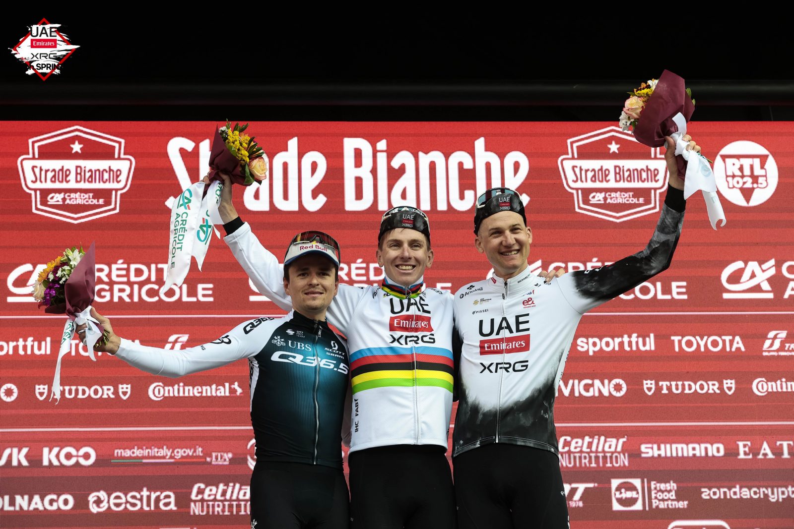 O pódio da Strade Bianche com Tom Pidcock, Tadej Pogacar e Tim Wellens (Foto: Sprint Cycling Agency)