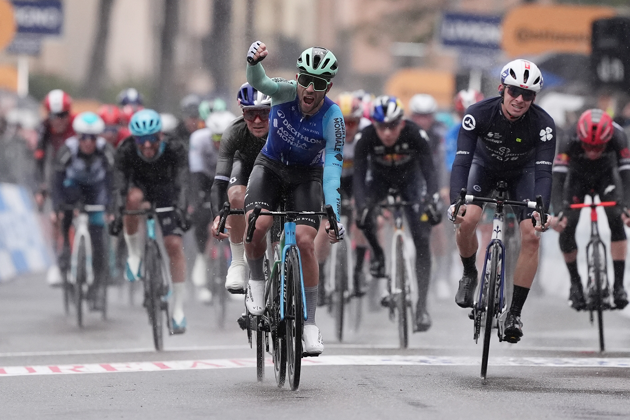 Andrea Vendrame emerge na chuva e conquista etapa 3 do Tirreno-Adriatico!