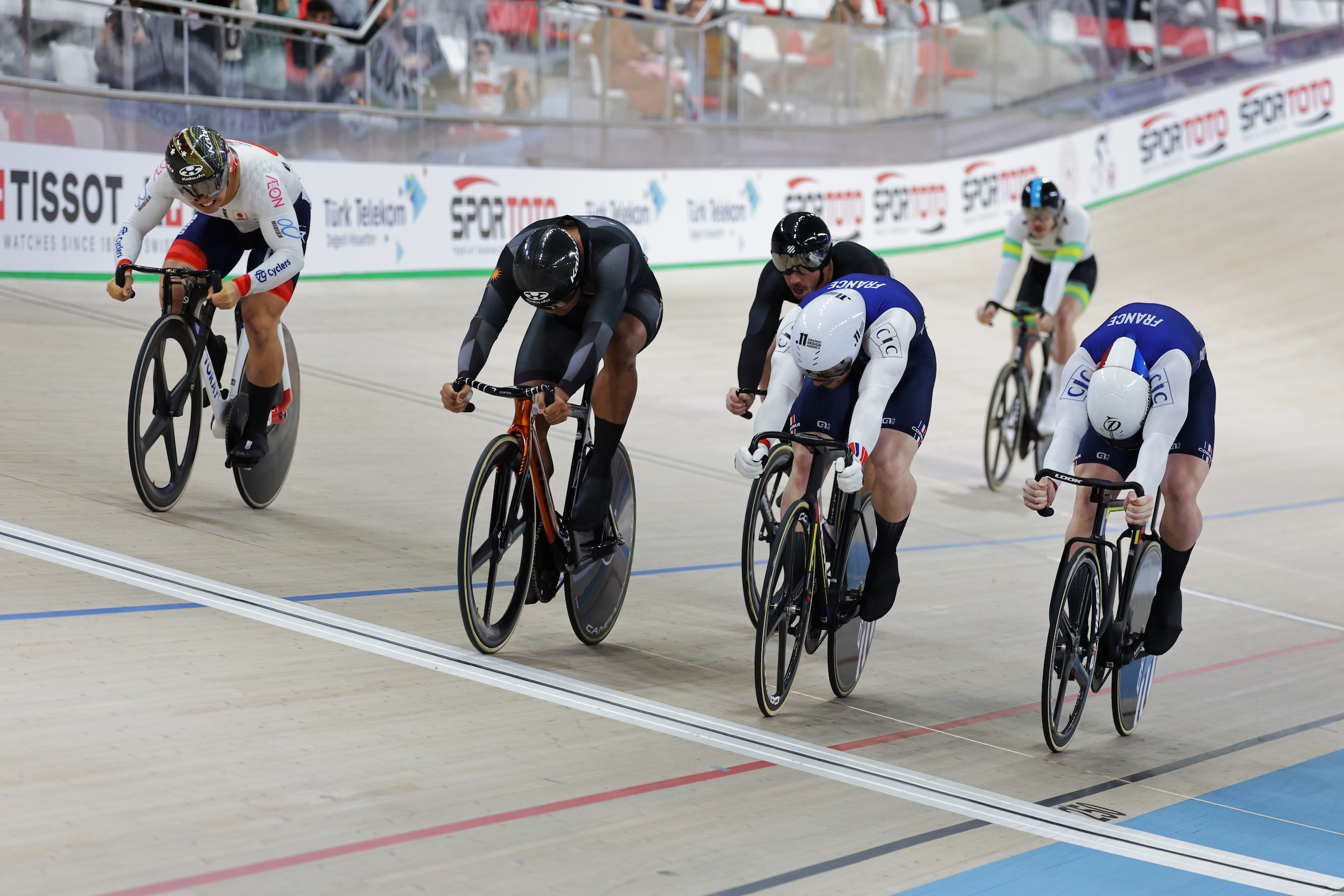 Muhammad Sahrom levou a melhor num apertado sprint para vencer o Keirin masculino (Foto: UCI)