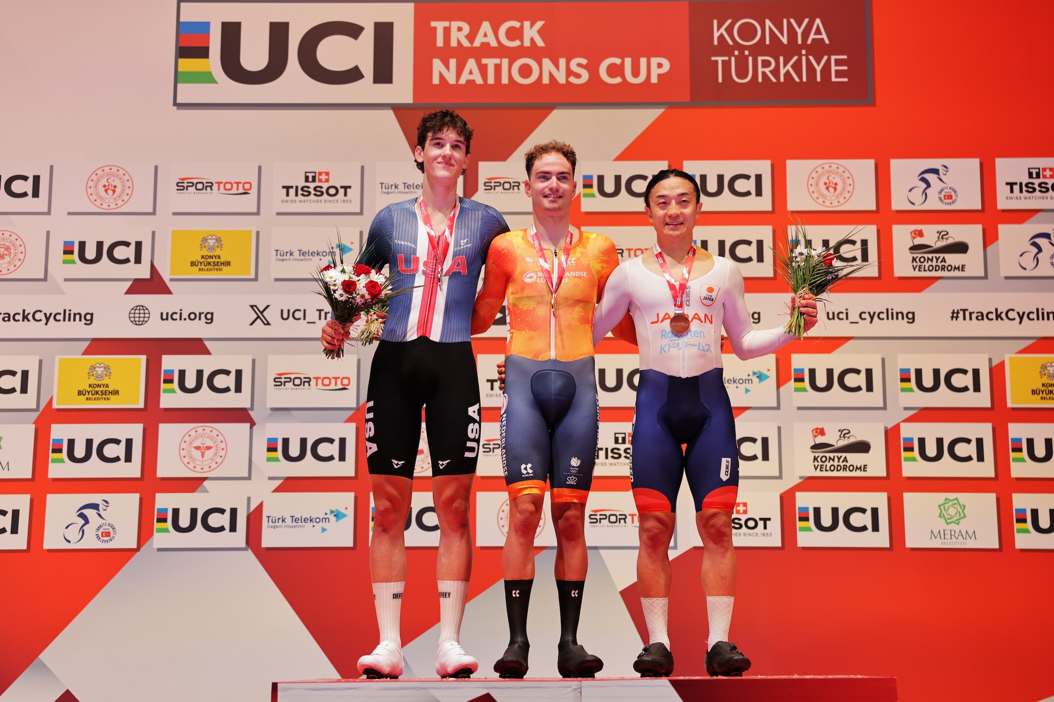 O pódio do Omnium masculino com Ashlin Barry, Yanne Dorenbos e Kazushige Kuboki (Foto: UCI)