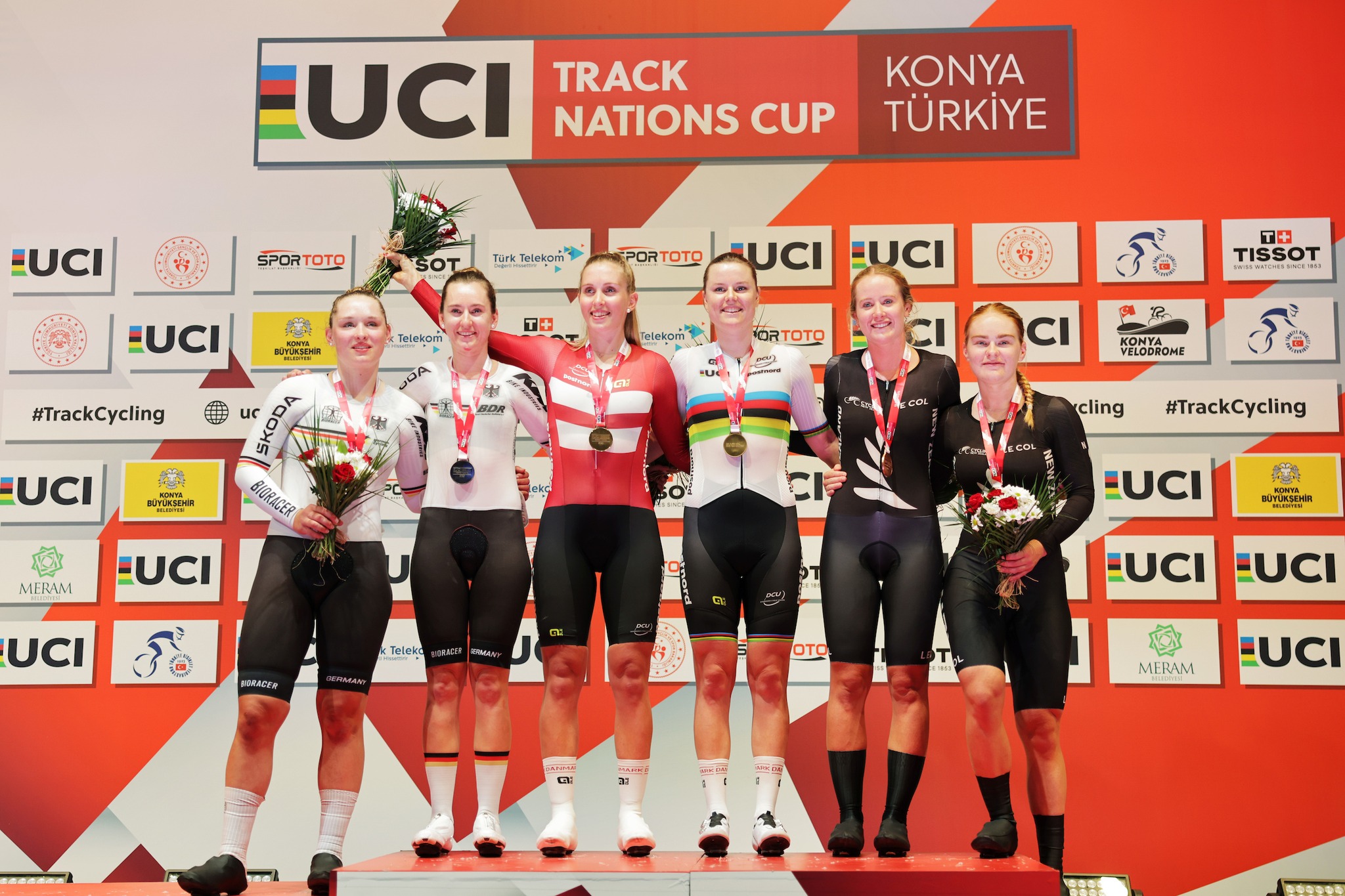 O pódio do Madison feminino com Messane Brautigam e Lea Lin Teutenberg, Amalie Dideriksen e Ellen Klinge e Samantha Donnelly e Emily Shearman (Foto: UCI)