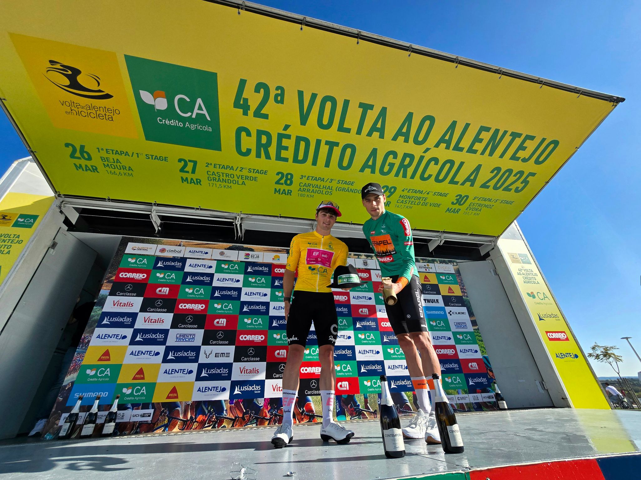 O pódio da etapa 3 da Volta ao Alentejo com o líder da geral, Noah Hobbs, e o líder da montanha, Pedro Pinto!