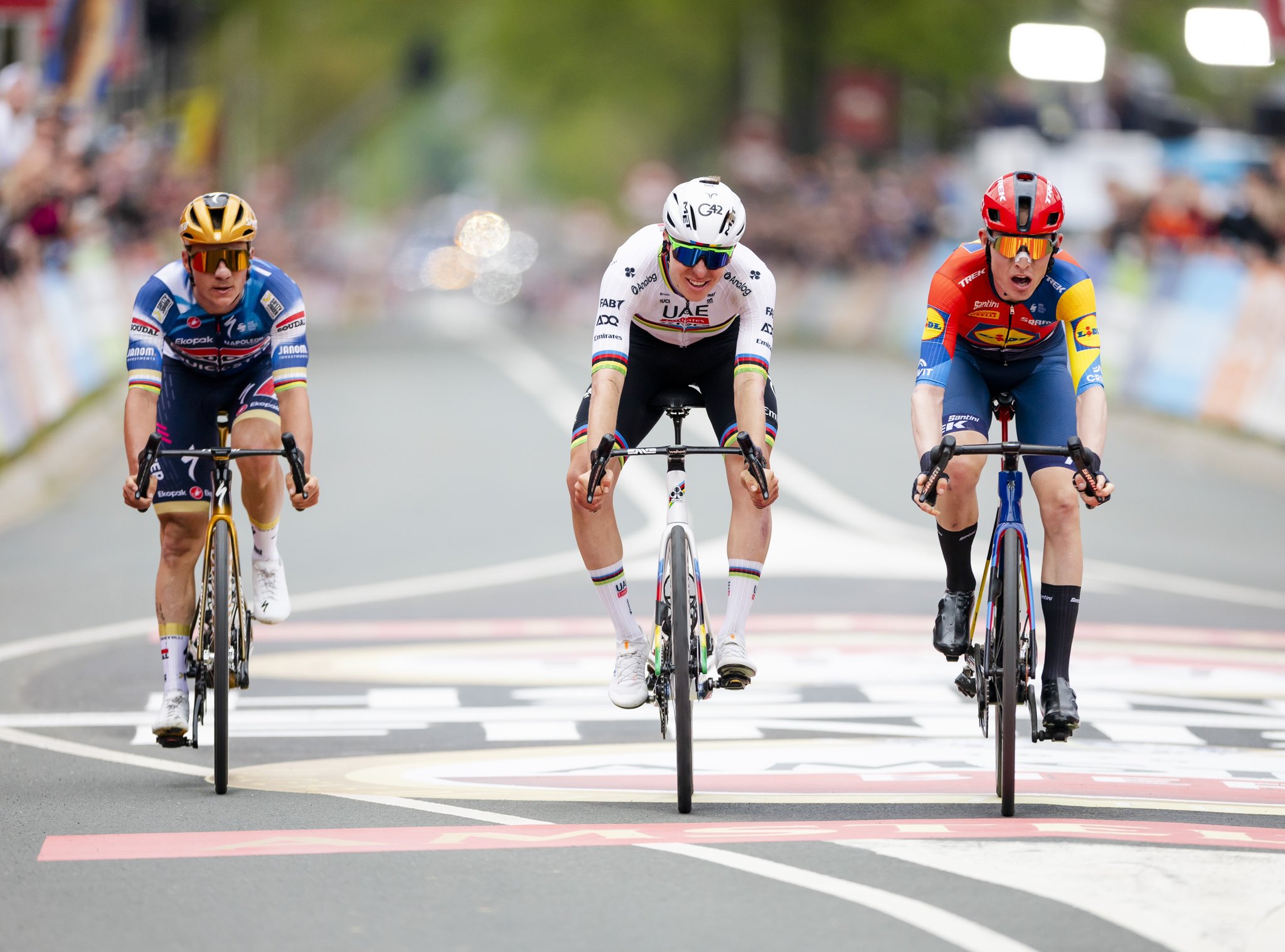 Mattias Skjelmose bate Tadej Pogacar e Remco Evenepoel e conquista Amstel Gold Race!