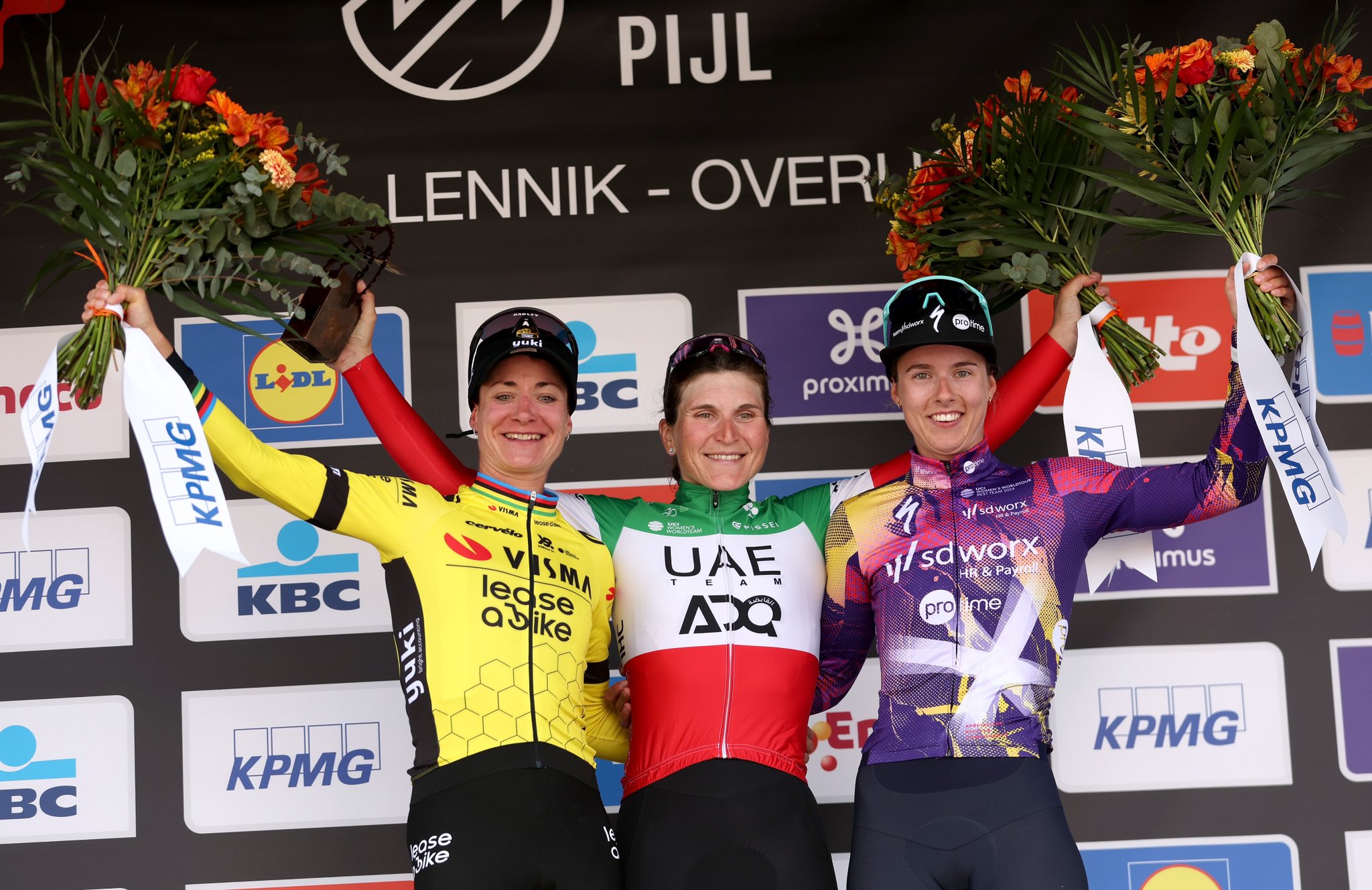 O pódio da Brabantse Pijl Women com Marianne Vos, Elisa Longo Borghini e Femke Gerritse
