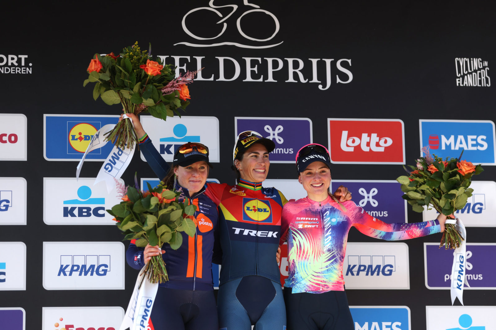 O pódio da Scheldeprijs Vrouwen Elite com Charlotte Kool, Elisa Balsamo e Chiara Consonni