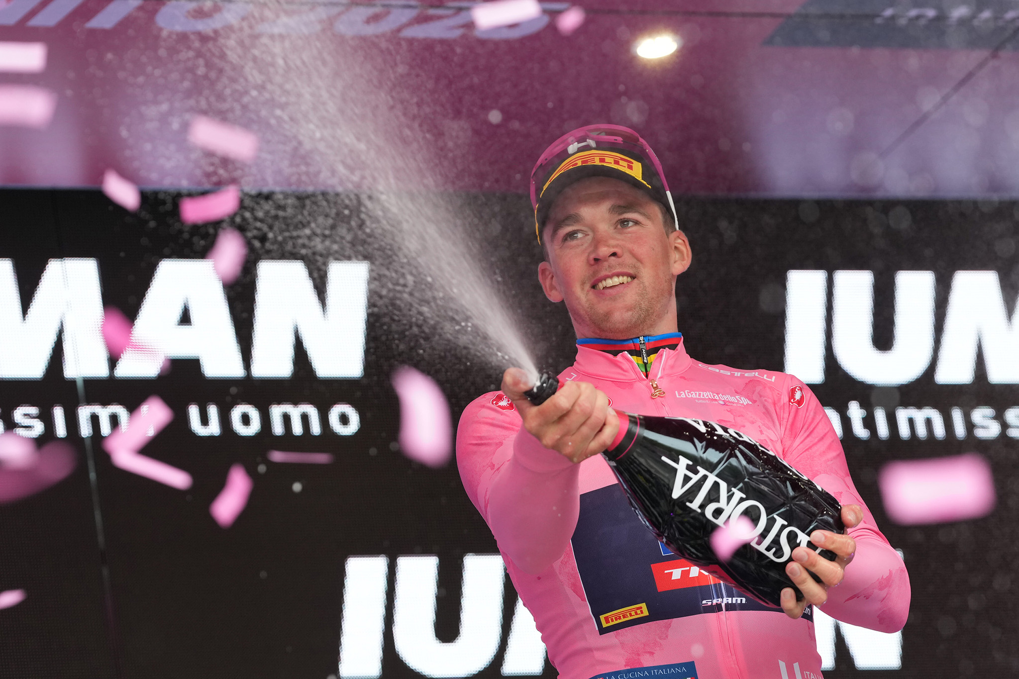 Mads Pedersen volta a envergar a Maglia Rosa no Giro d'Italia