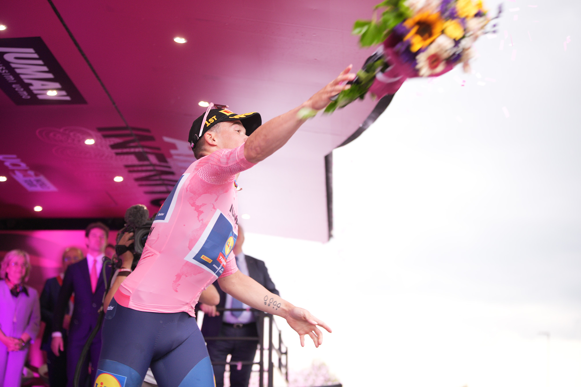 Mads Pedersen segue o Maglia Rosa do Giro d'Italia